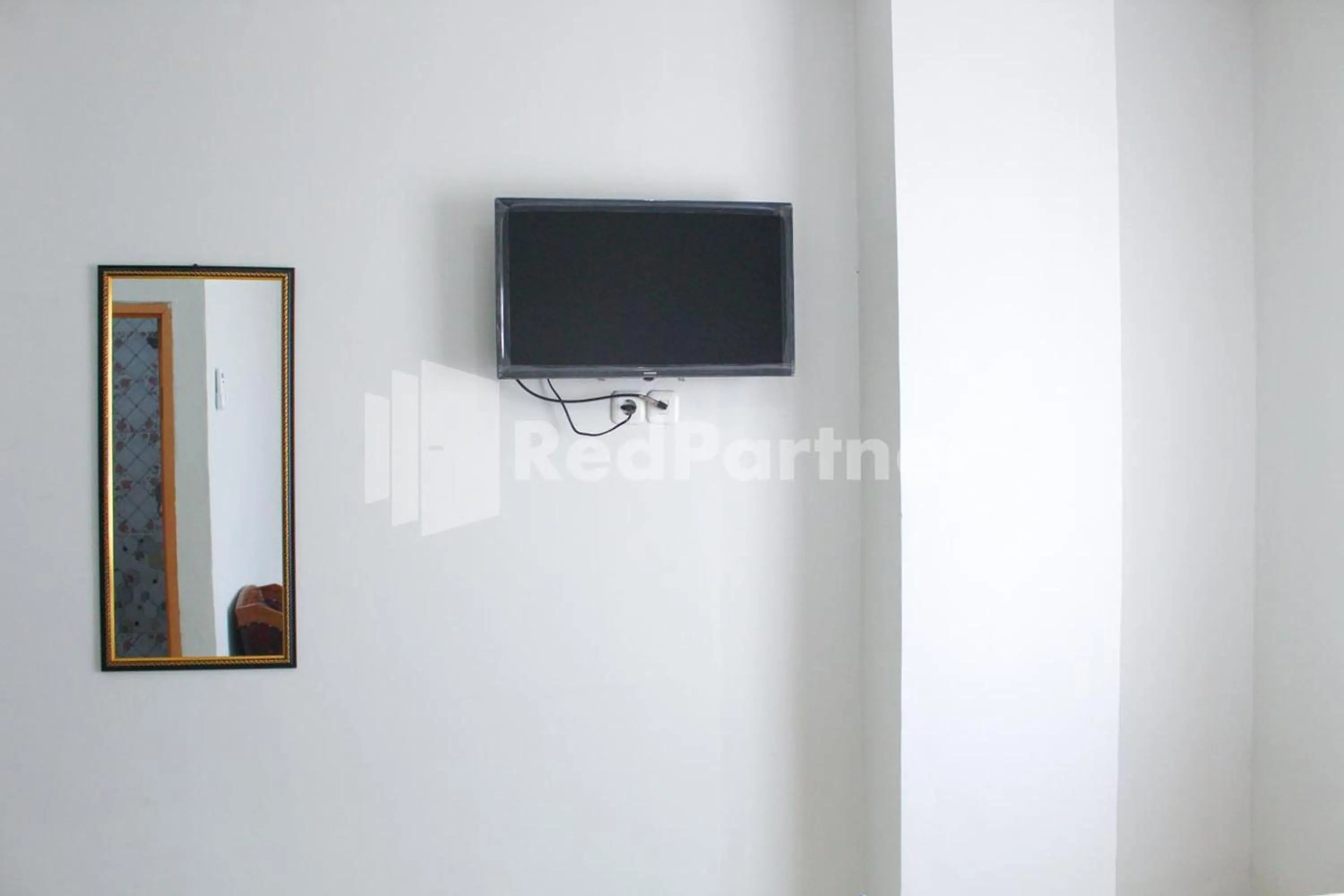 TV and multimedia in Brahma Hotel Mitra RedDoorz