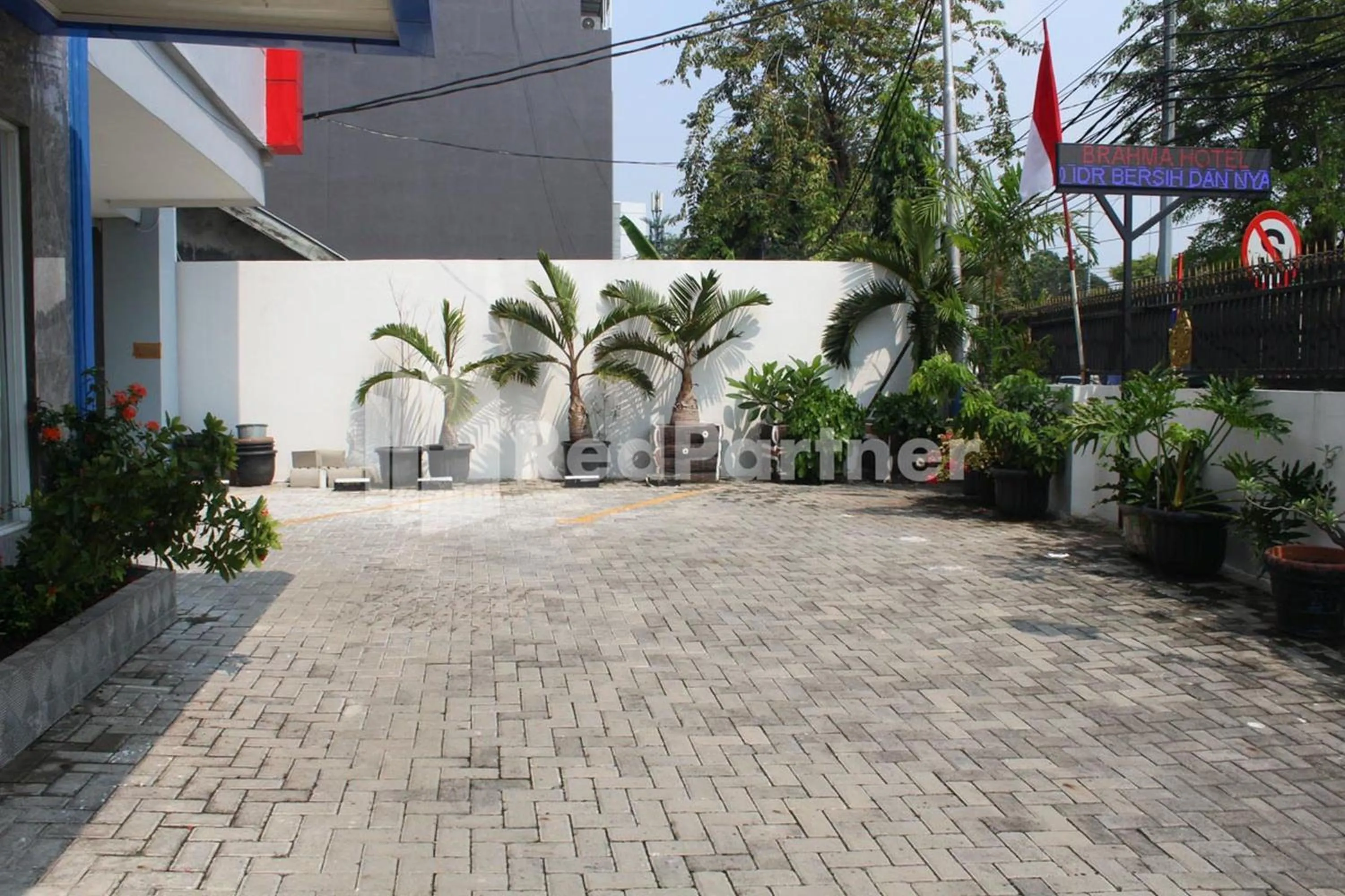 Parking in Brahma Hotel Mitra RedDoorz