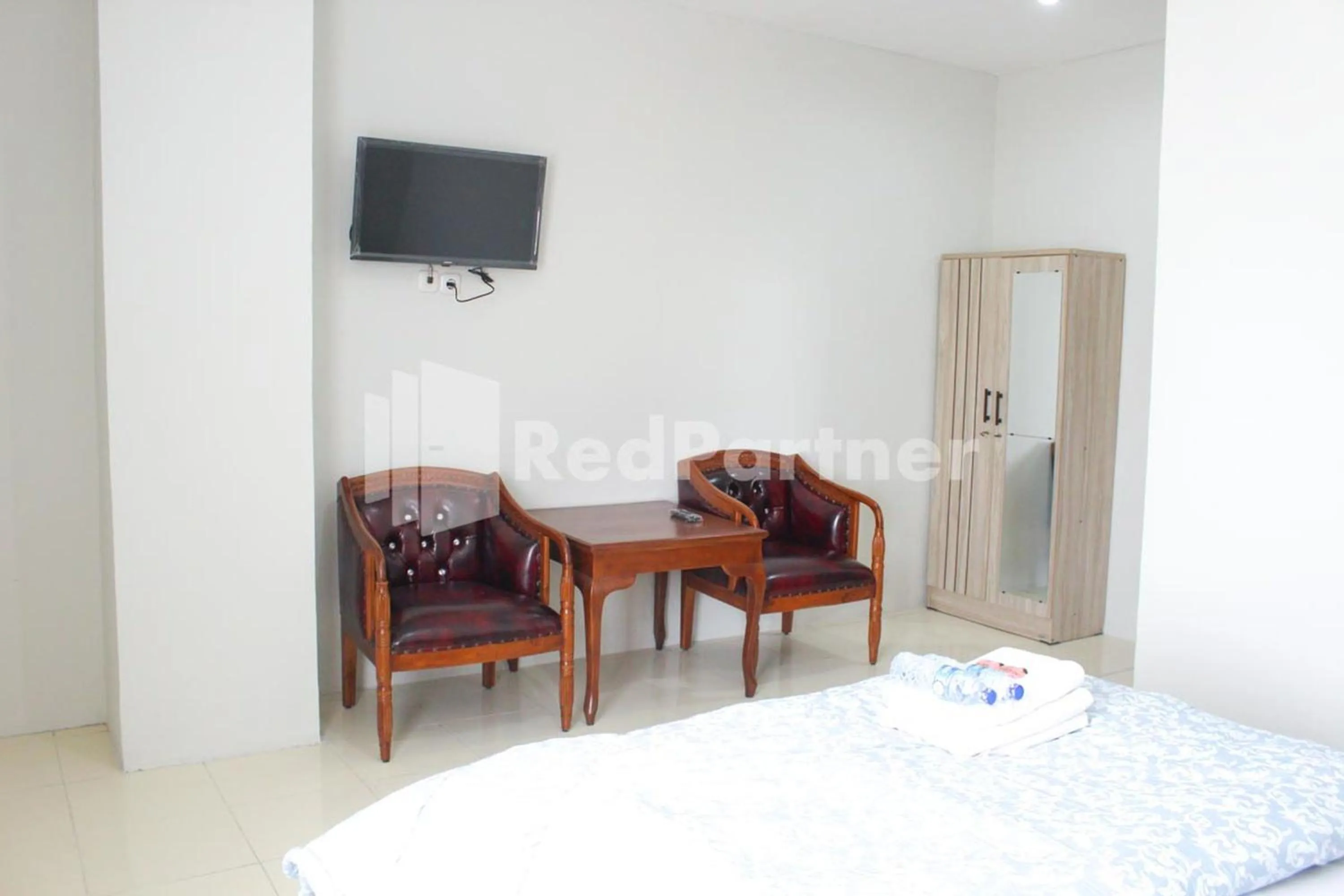 Seating area, Bed in Brahma Hotel Mitra RedDoorz