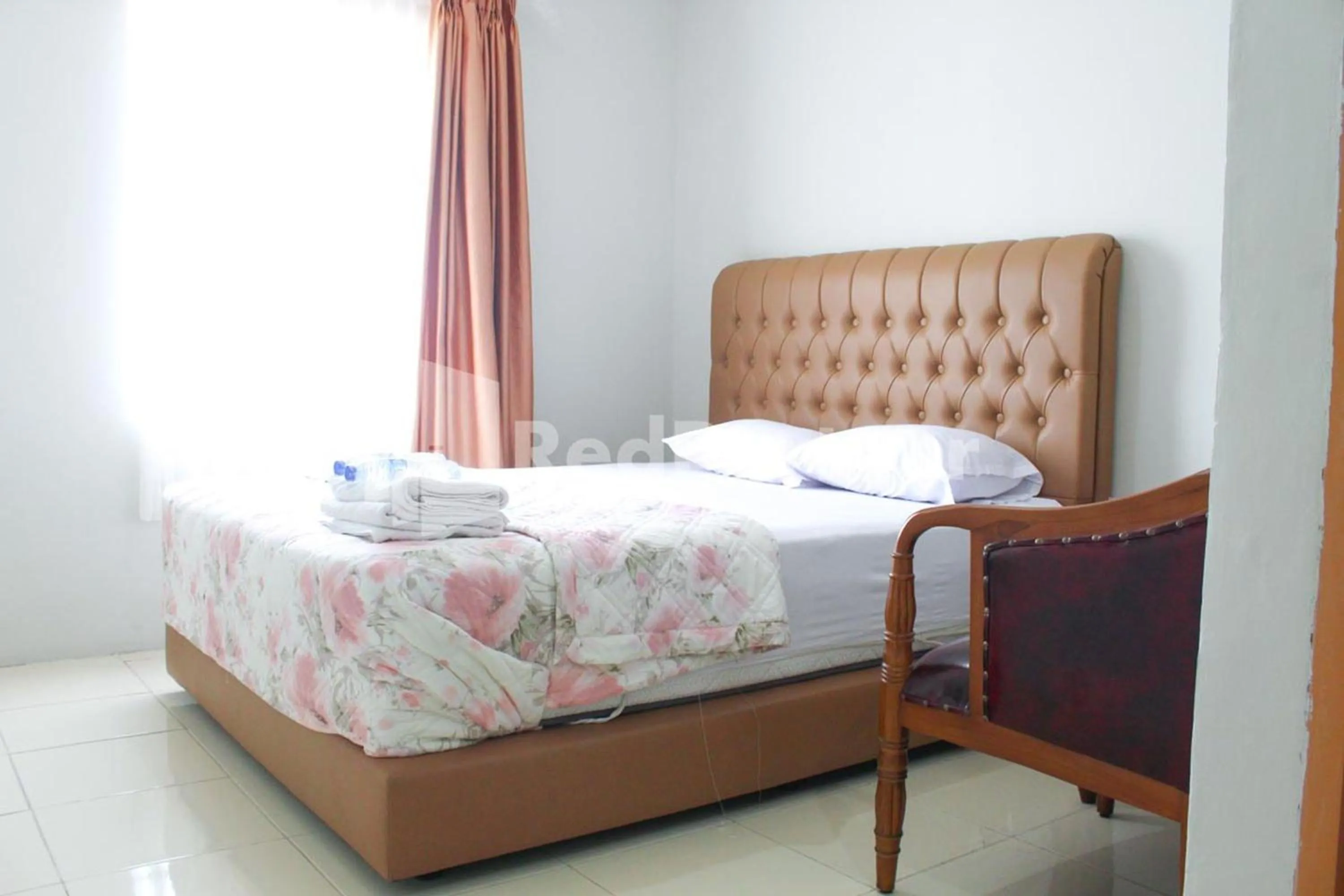 Bedroom, Bed in Brahma Hotel Mitra RedDoorz