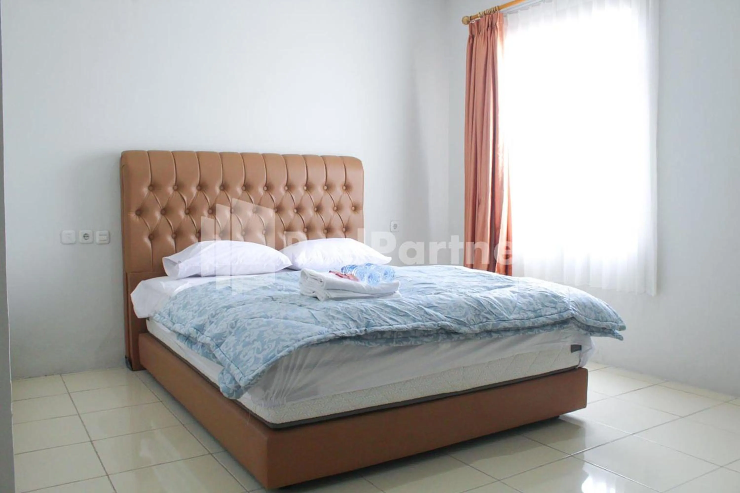 Bedroom, Bed in Brahma Hotel Mitra RedDoorz