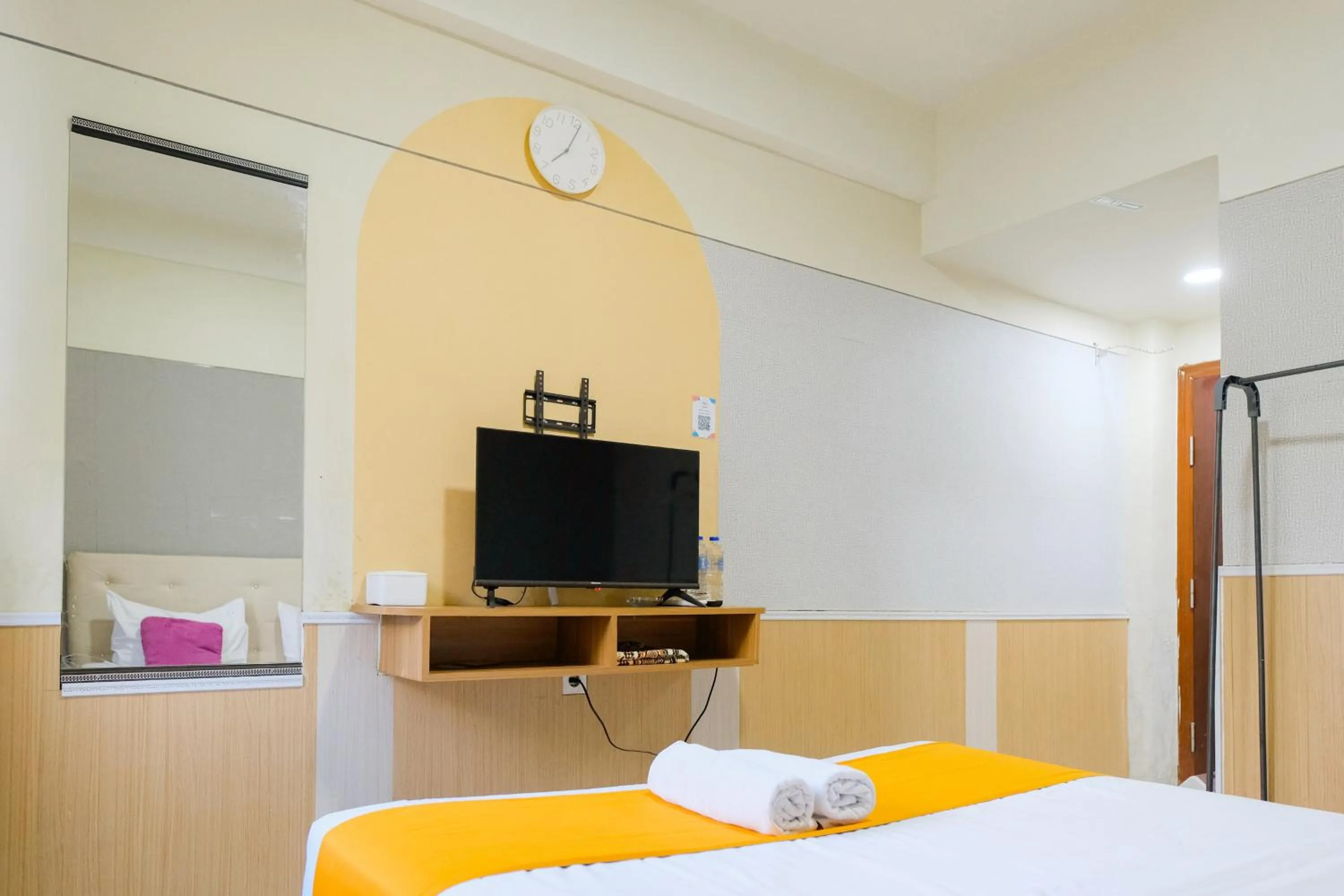 Bedroom, Bed in Sans Hotel Havila Bengkulu