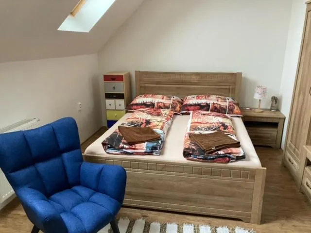 Dvojlôžková izba s vlastnou kúpelňou v priemyselnej zóne