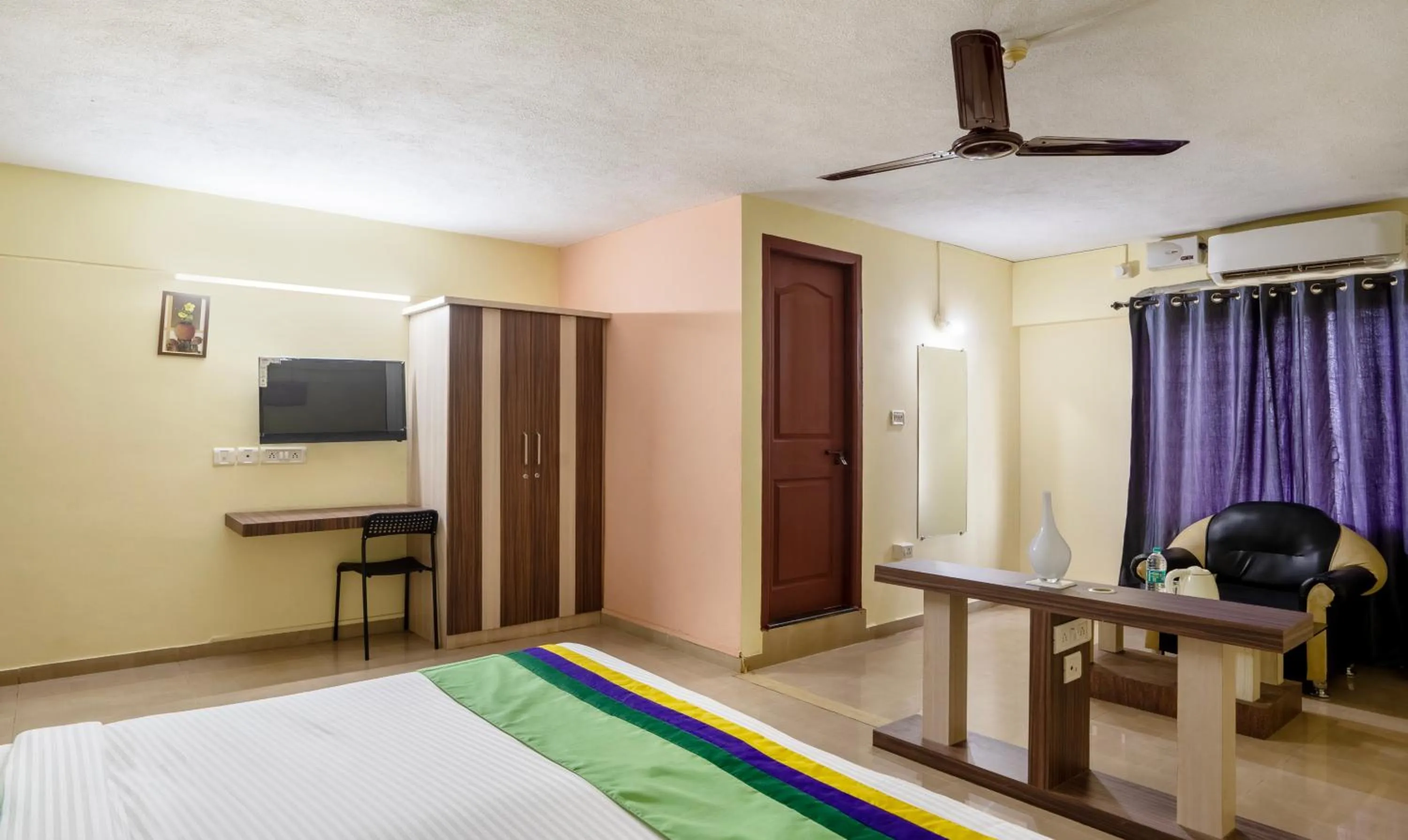 Bedroom, Bed in Itsy Hotels Vijaya Residency