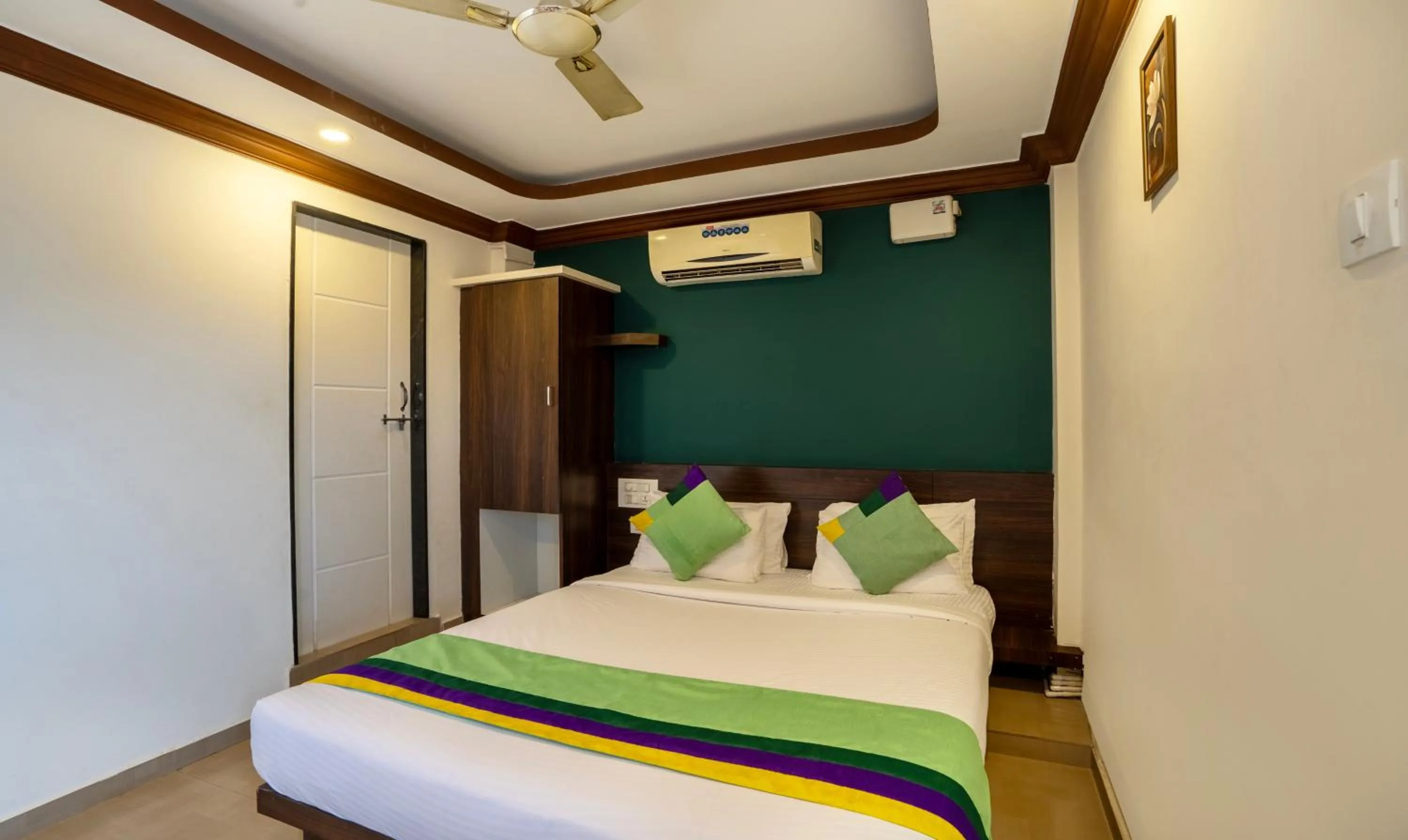 Bedroom, Bed in Itsy Hotels Vijaya Residency