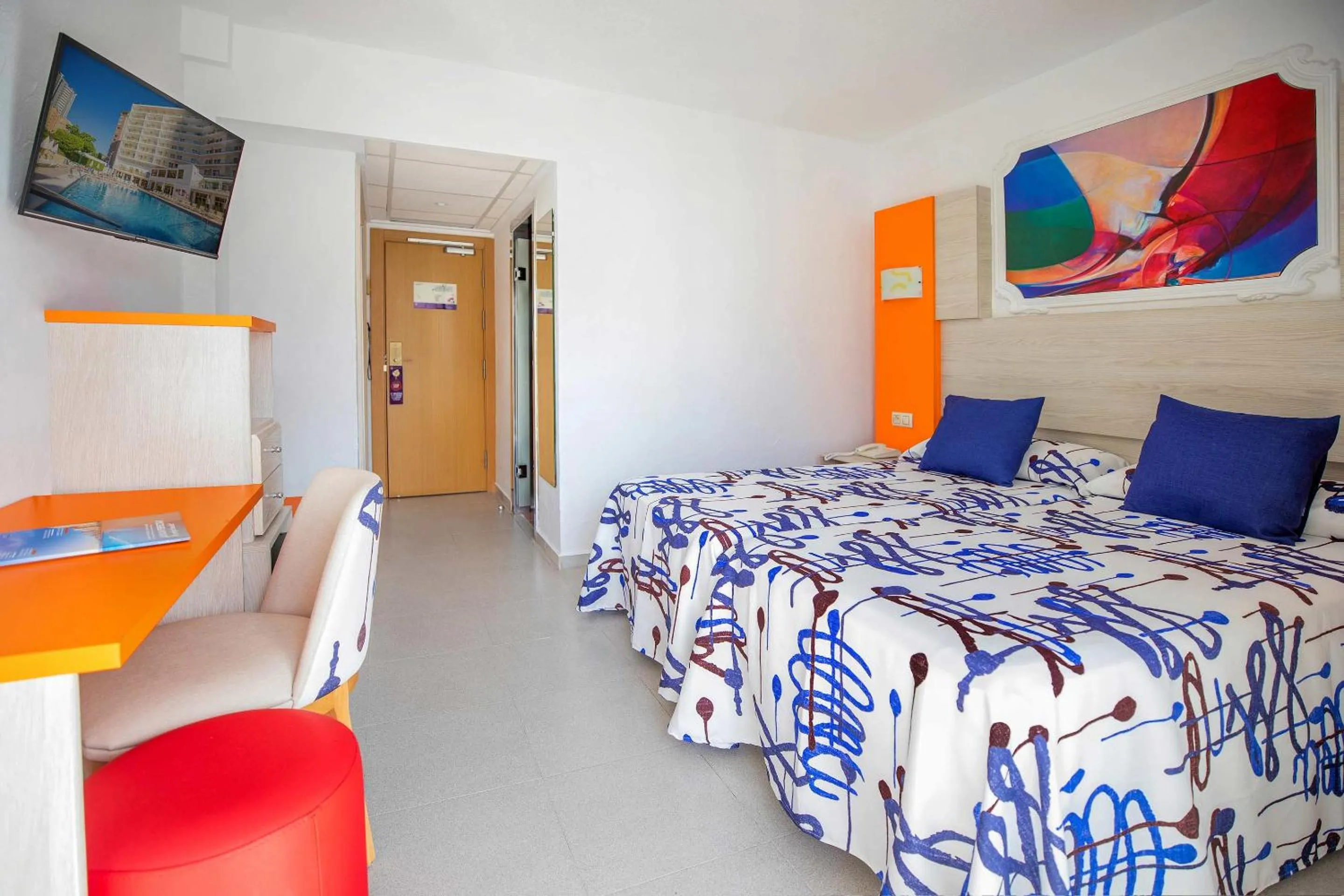 Twin Room (3 Adults) in Hotel Servigroup Orange