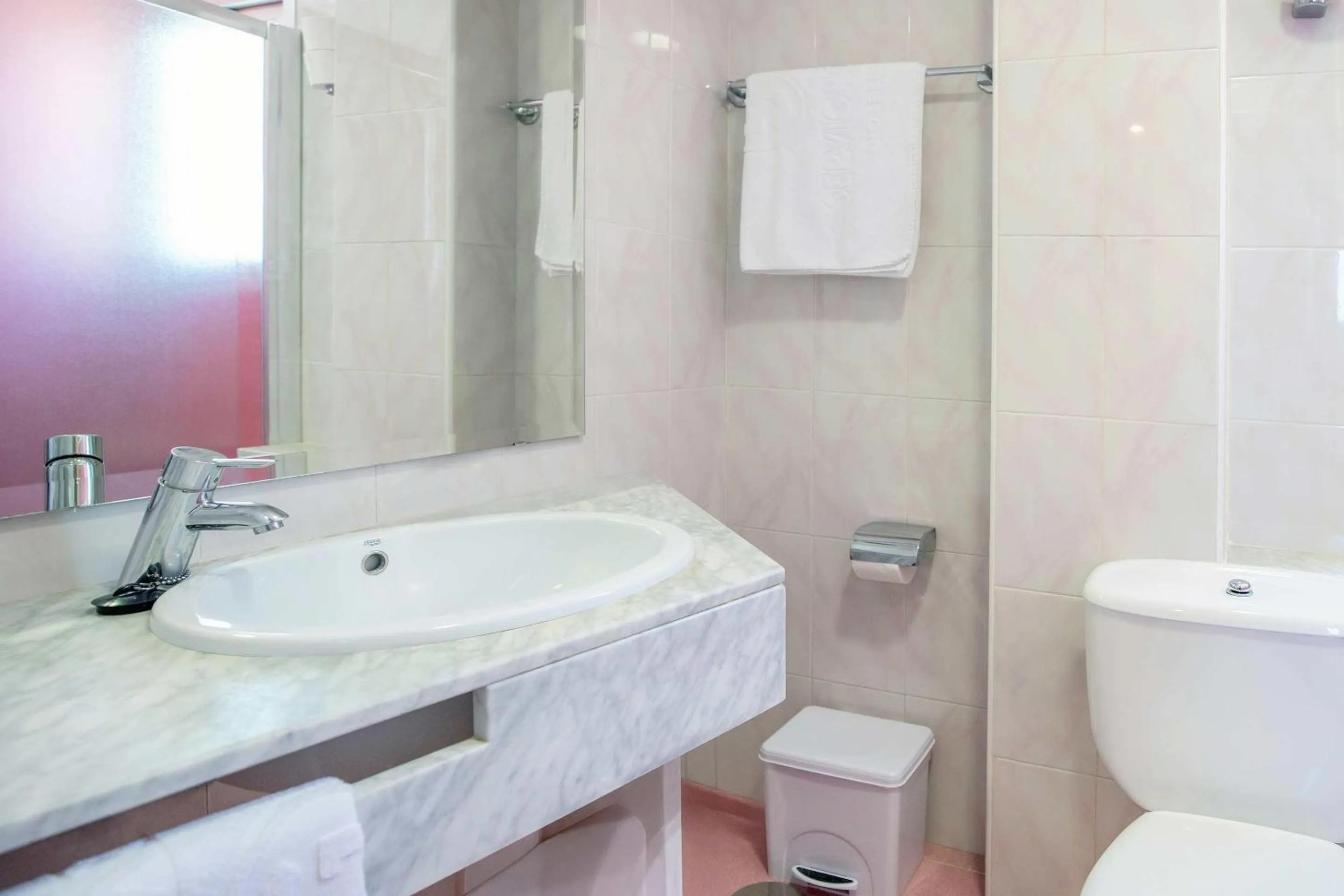 Bathroom in Hotel Servigroup Orange