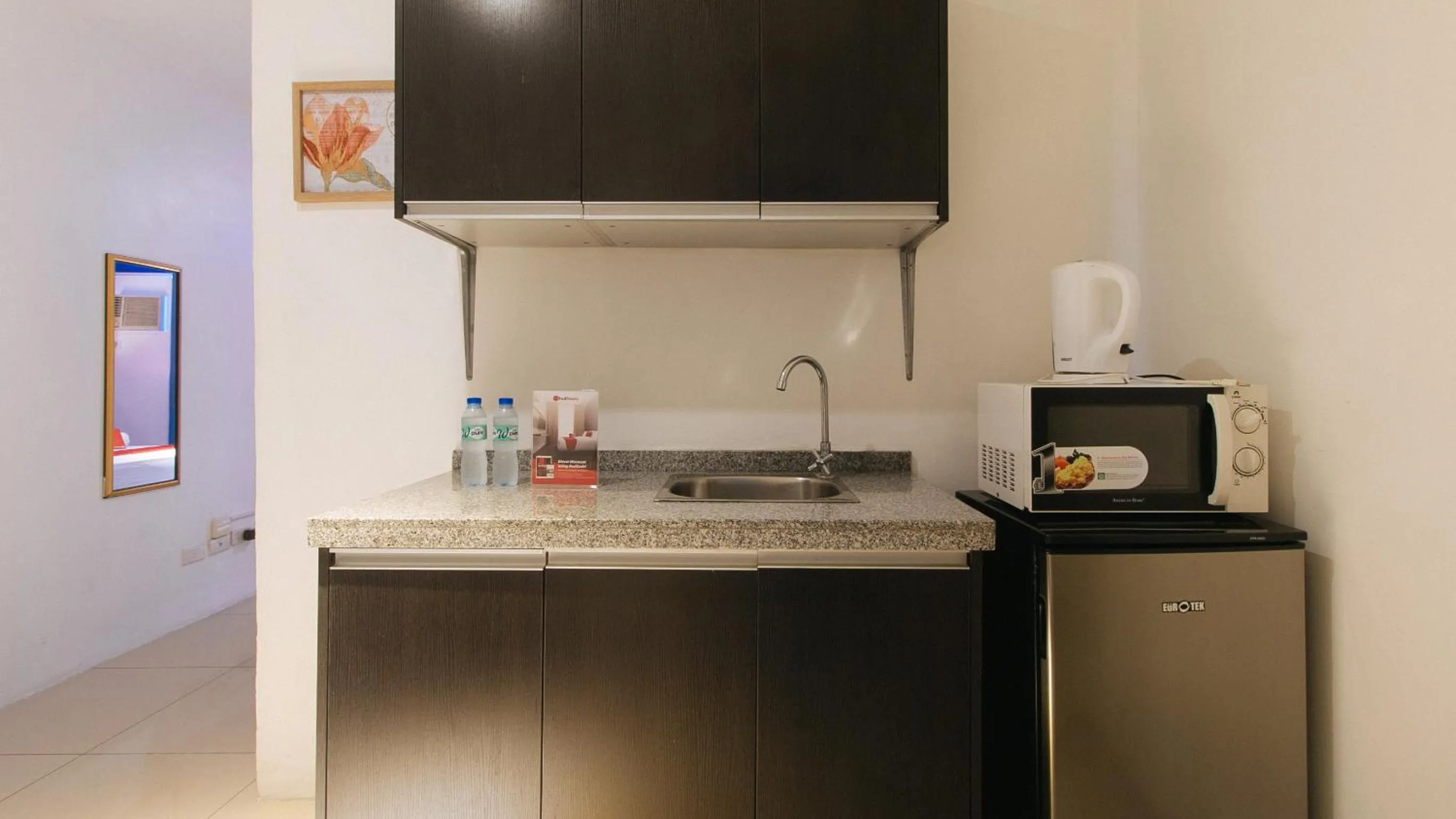 Kitchen or kitchenette in RedDoorz @ Melbourne Suites Makati