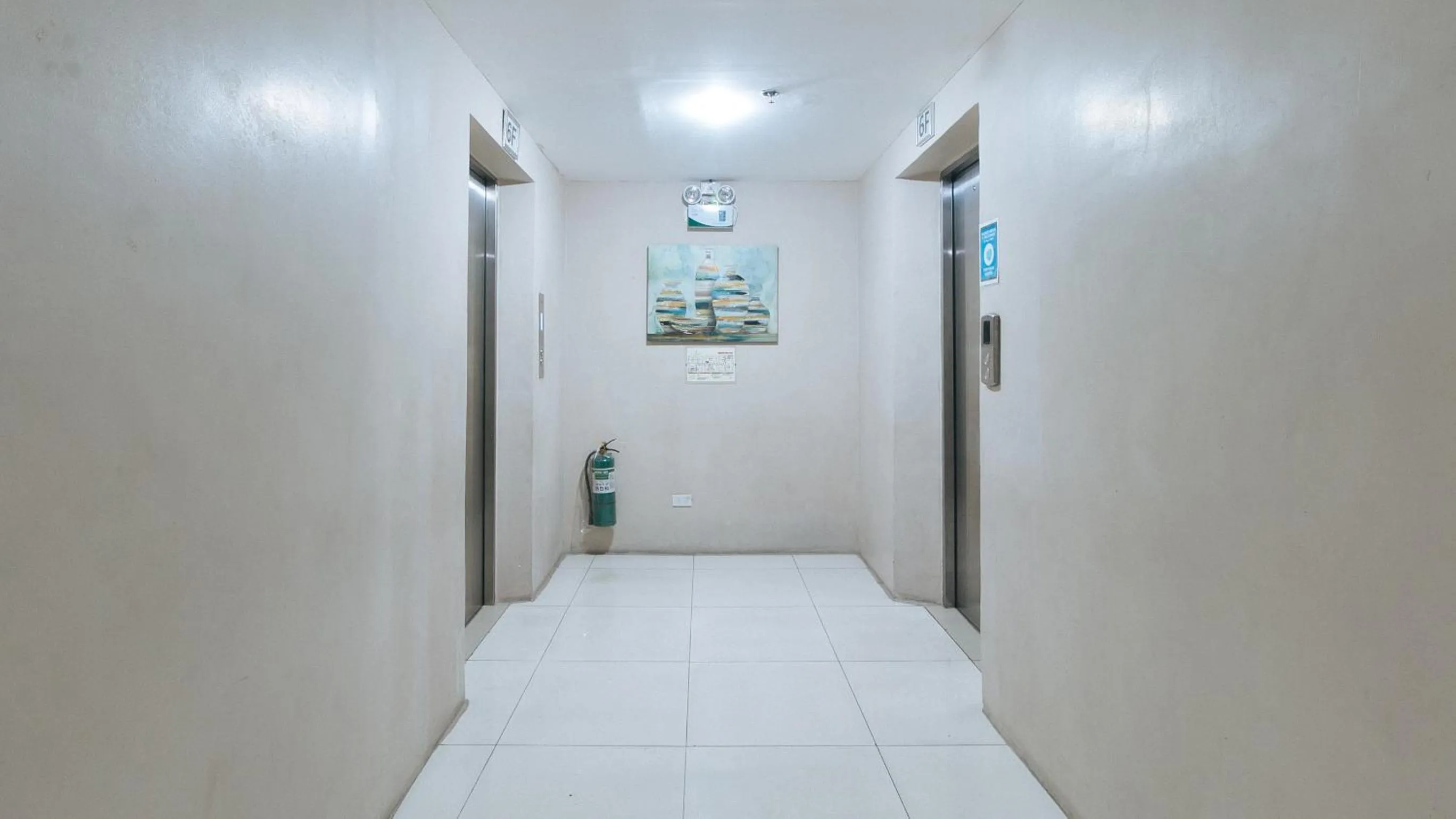 elevator in RedDoorz @ Melbourne Suites Makati