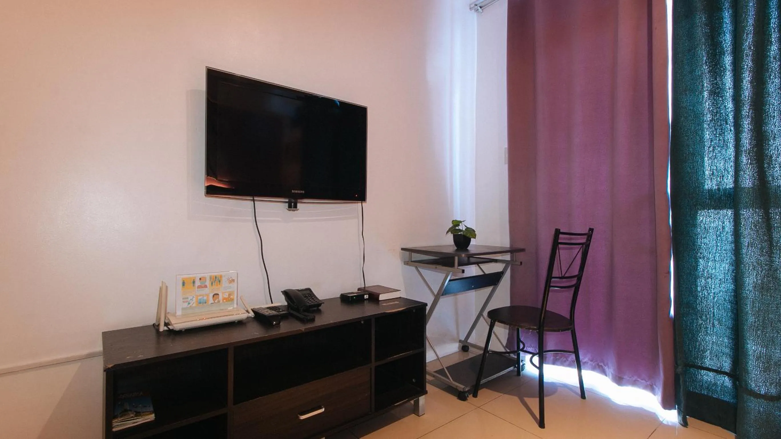 TV and multimedia in RedDoorz @ Melbourne Suites Makati
