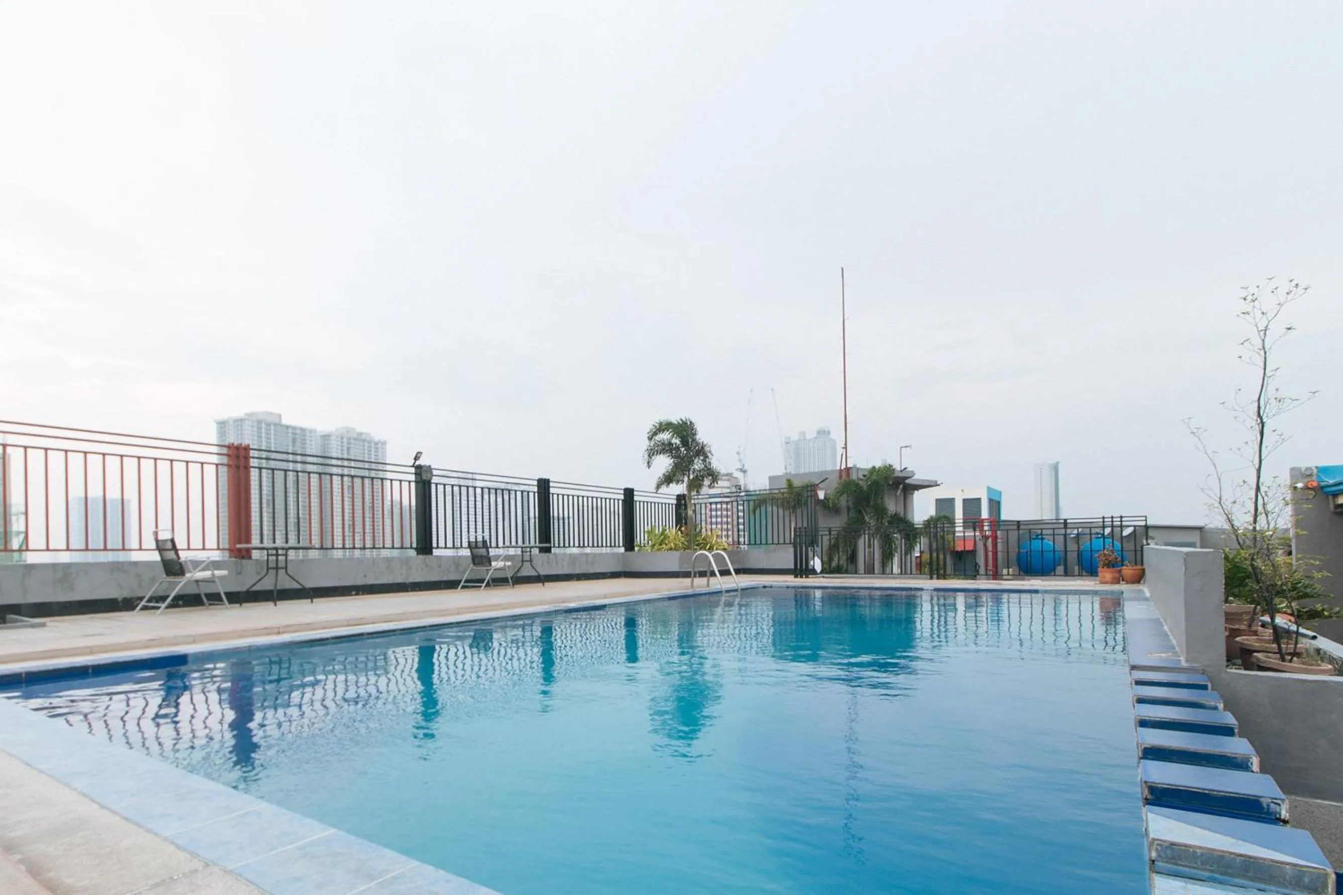 Swimming pool in RedDoorz @ Melbourne Suites Makati