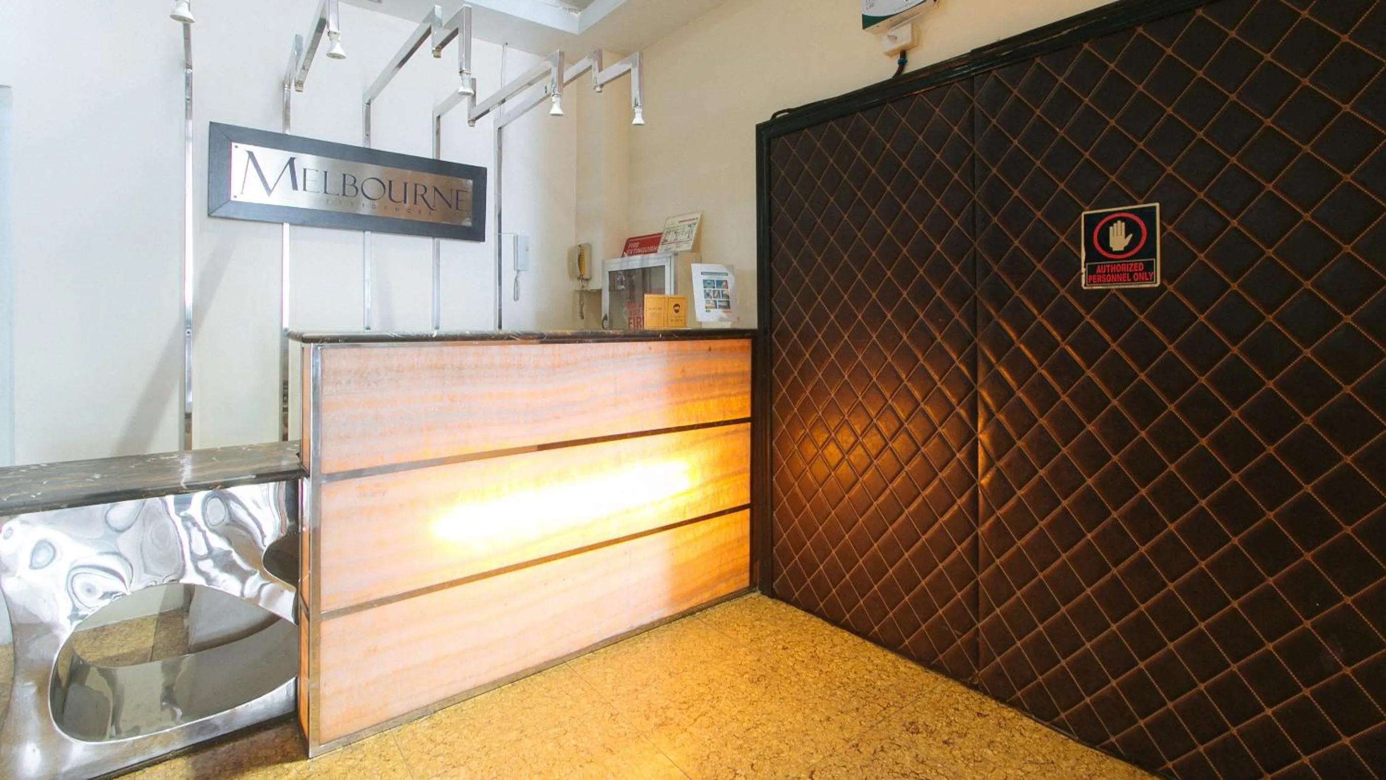 Lobby or reception in RedDoorz @ Melbourne Suites Makati