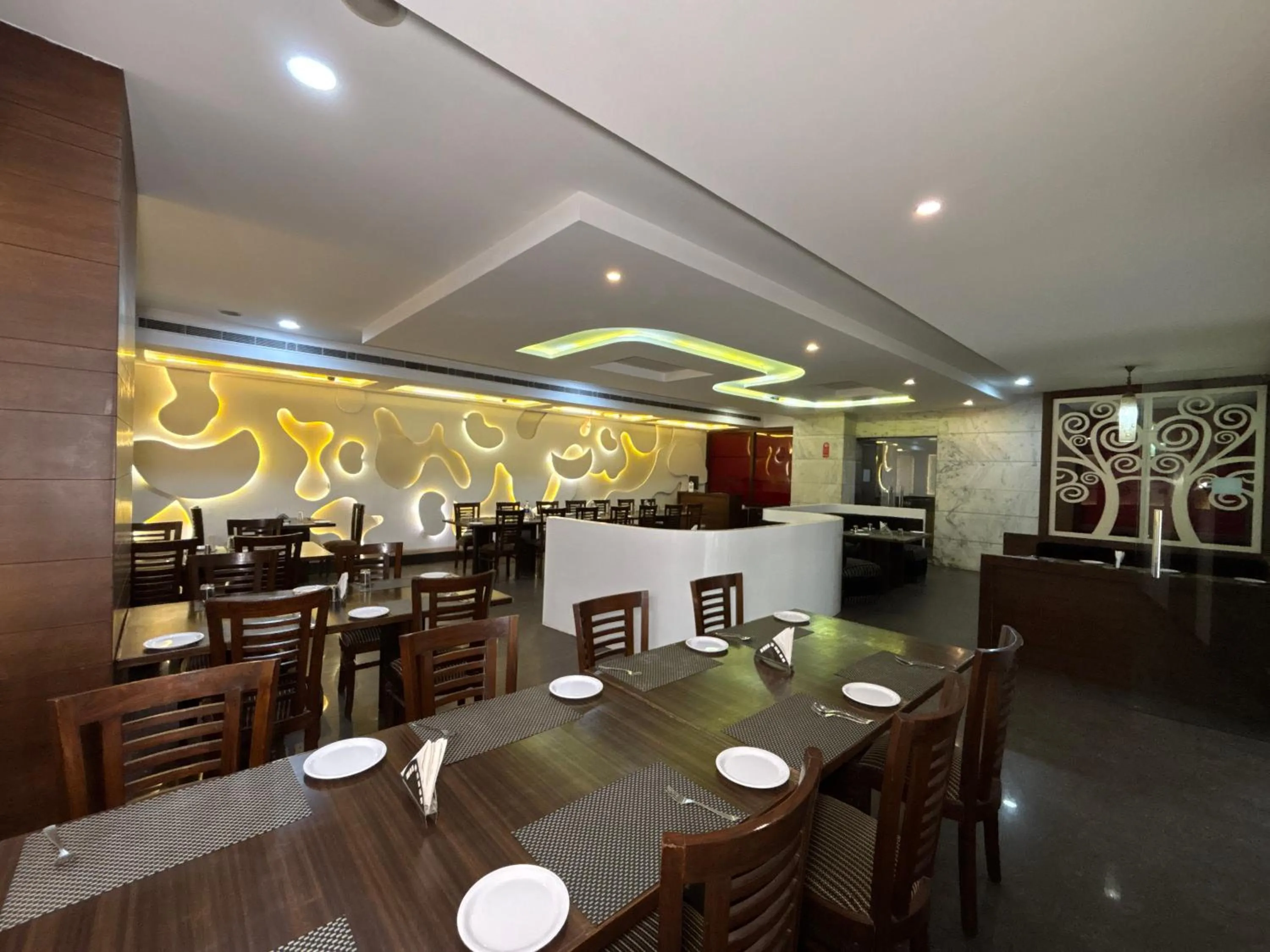 Restaurant/places to eat in Hotel Crimson Palace