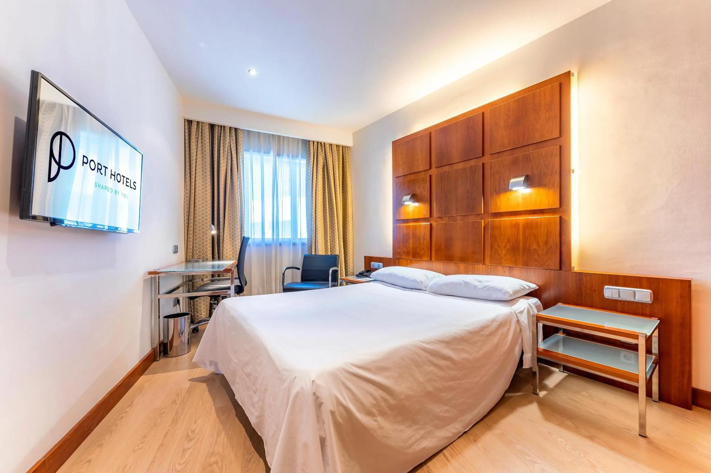 Photo of the whole room, Bed in Port Azafata Valencia