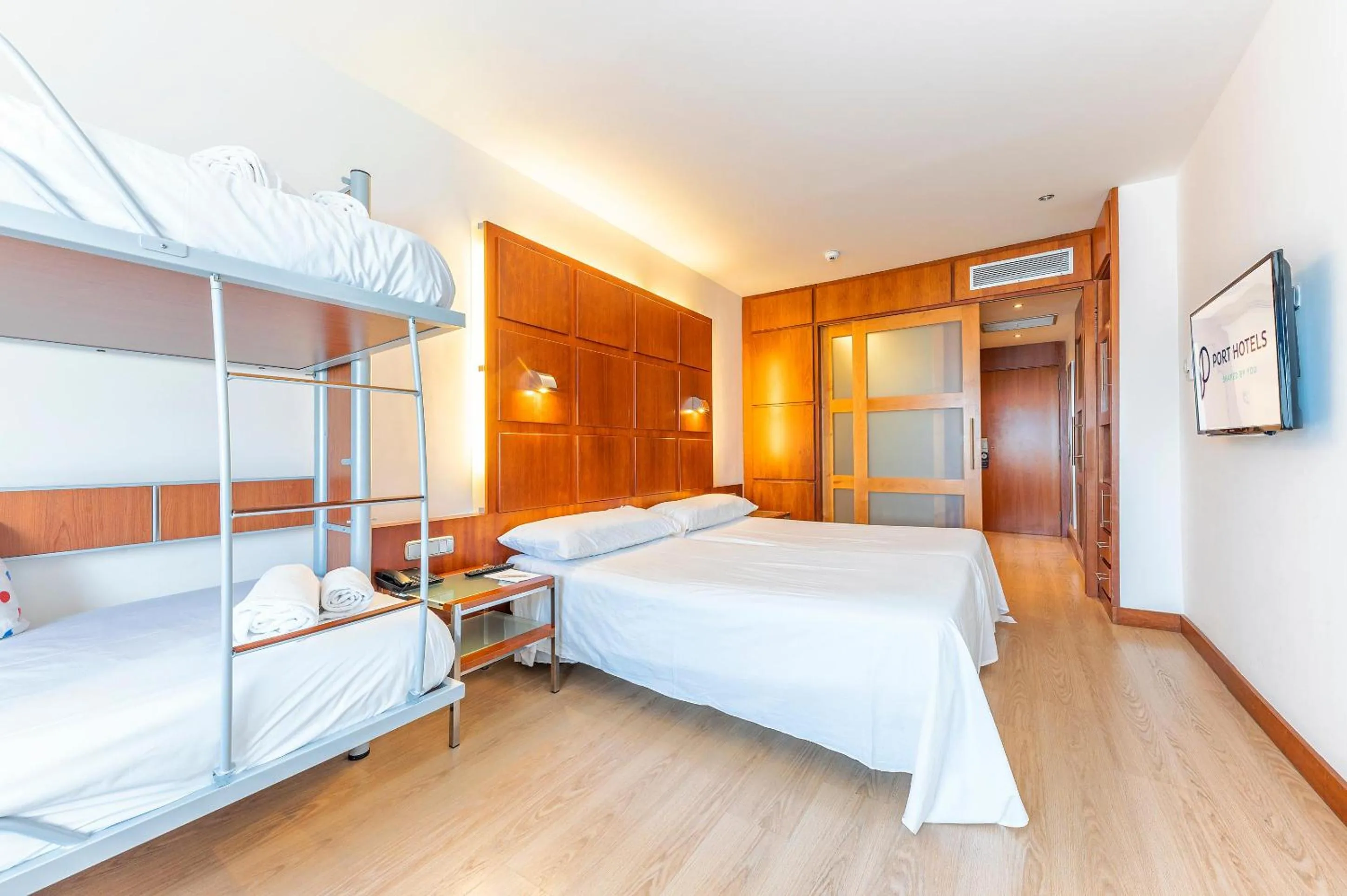 Photo of the whole room, Bed in Port Azafata Valencia