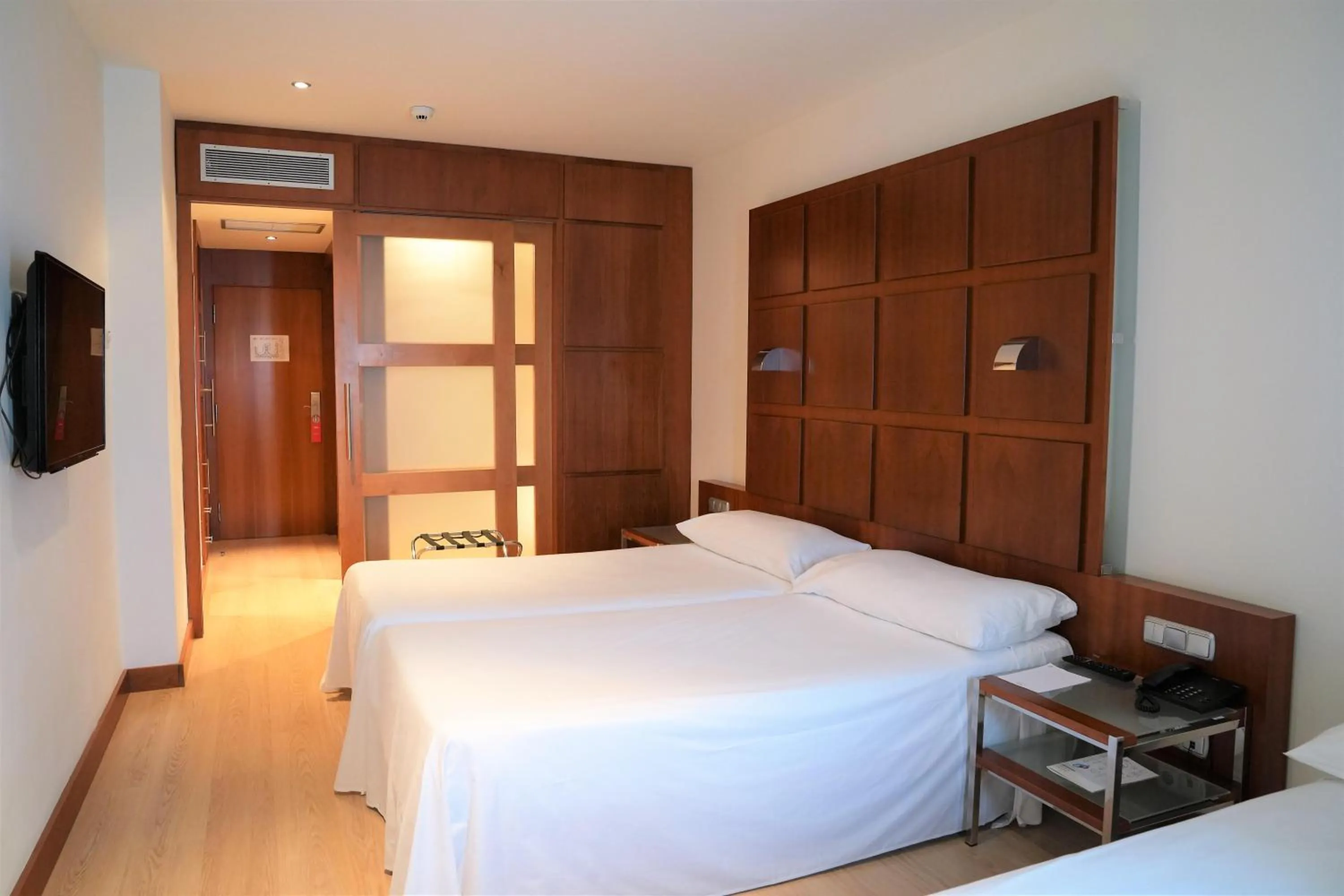 Photo of the whole room, Bed in Port Azafata Valencia