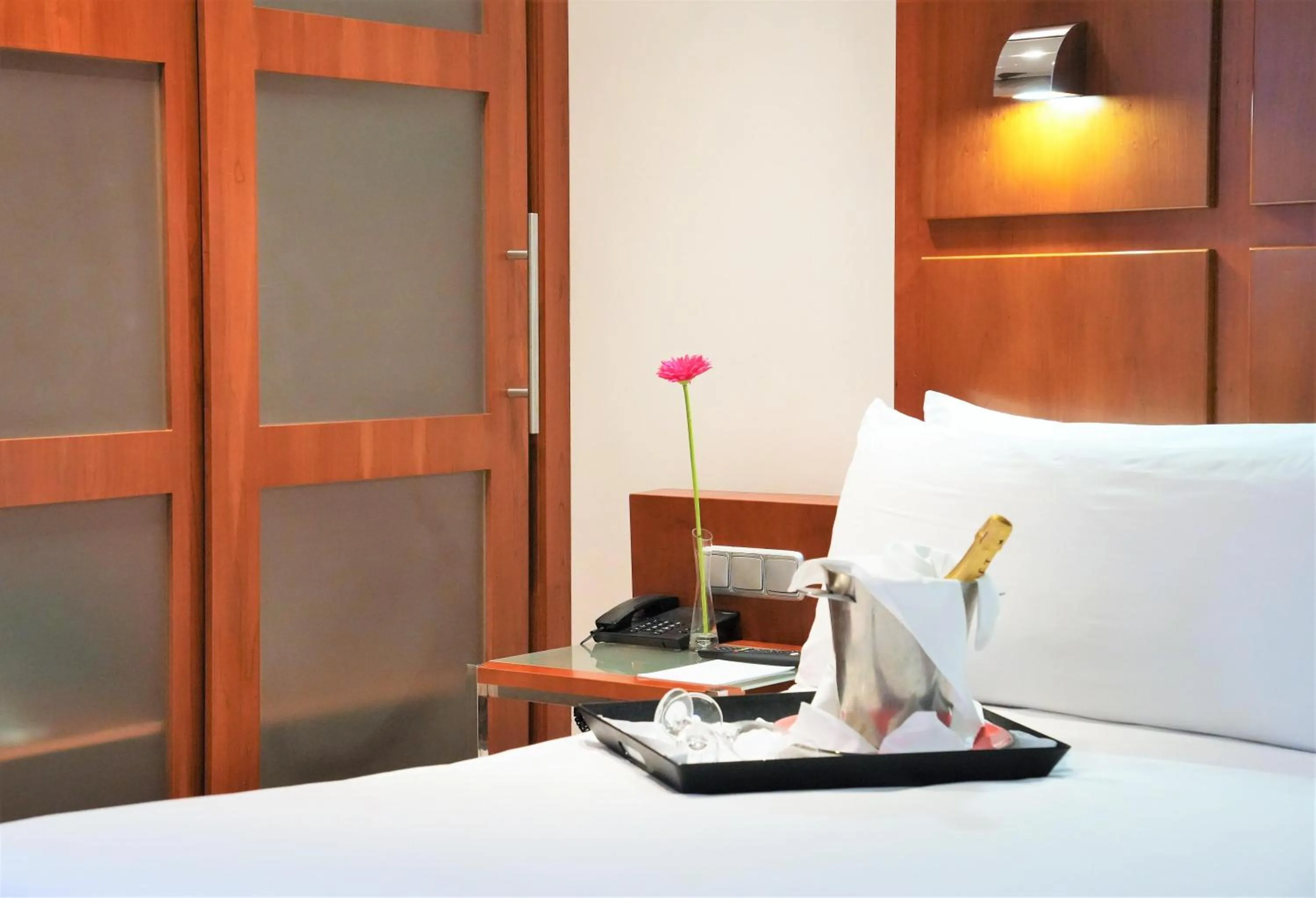 Photo of the whole room, Bed in Port Azafata Valencia