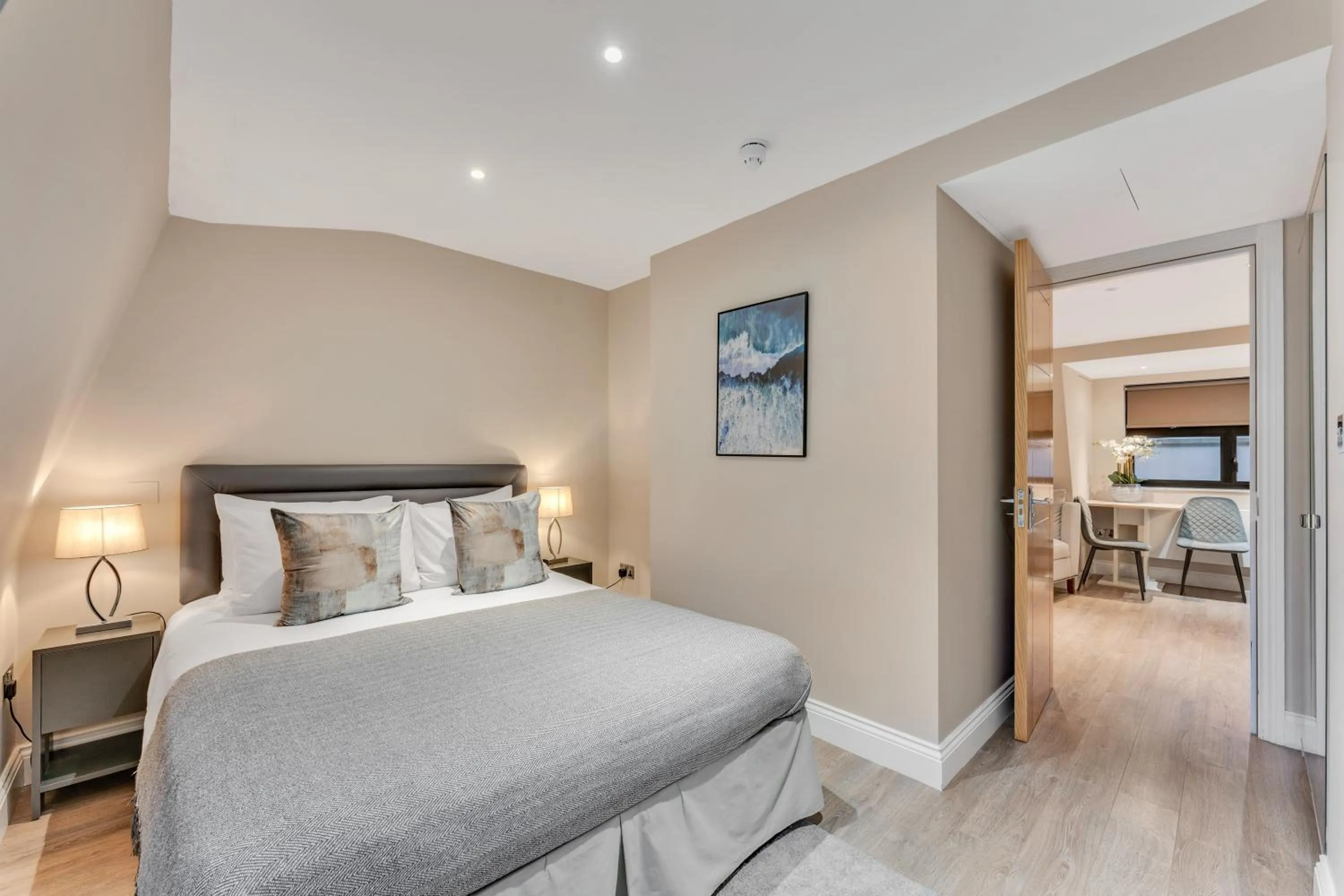 Photo of the whole room, Bed in Cleveland Residences Farringdon