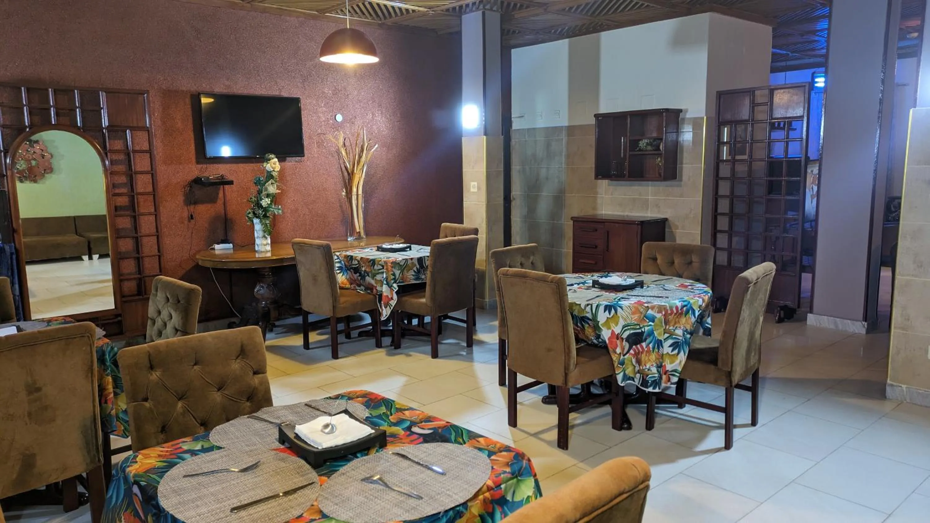 Restaurant/places to eat in HOTEL ALIA