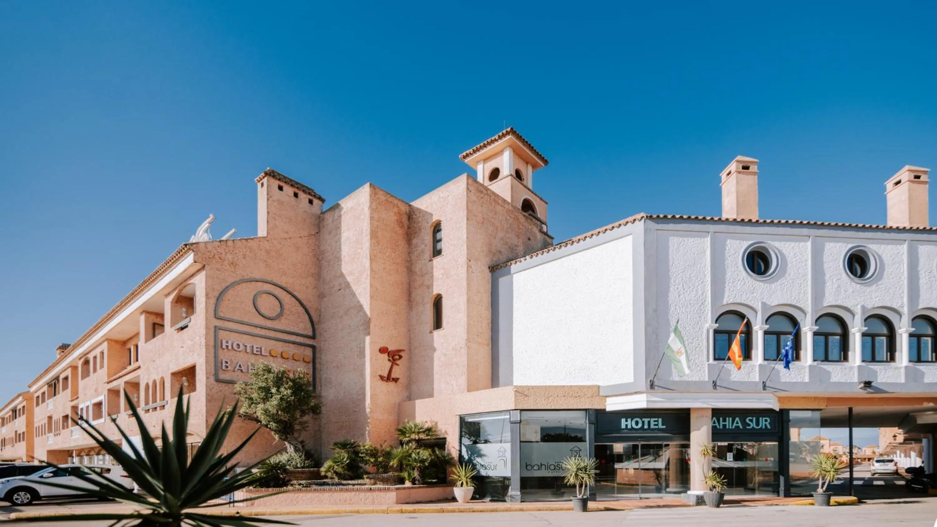 Property building in Hotel Bahia Sur