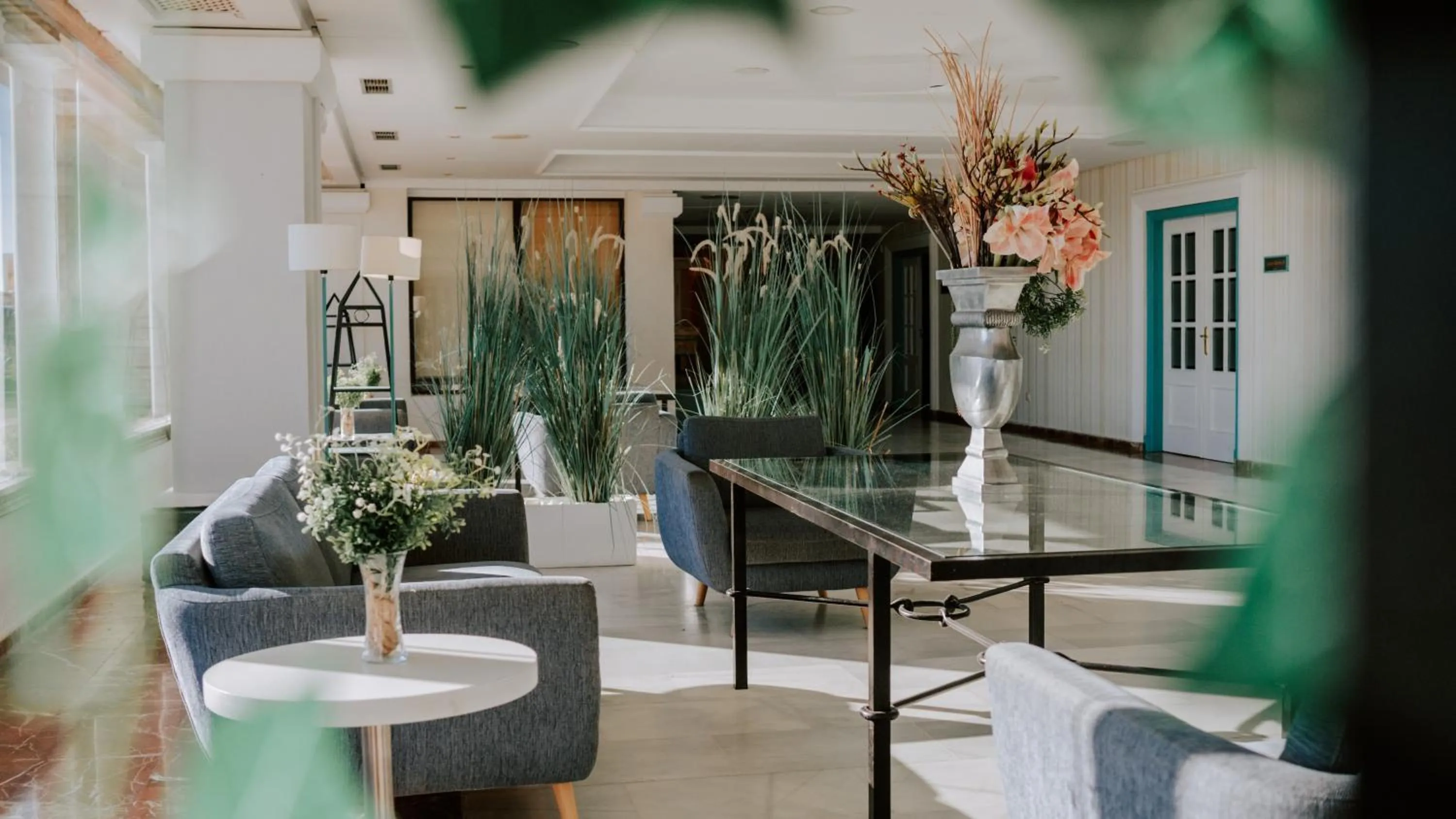 Seating area in Hotel Bahia Sur