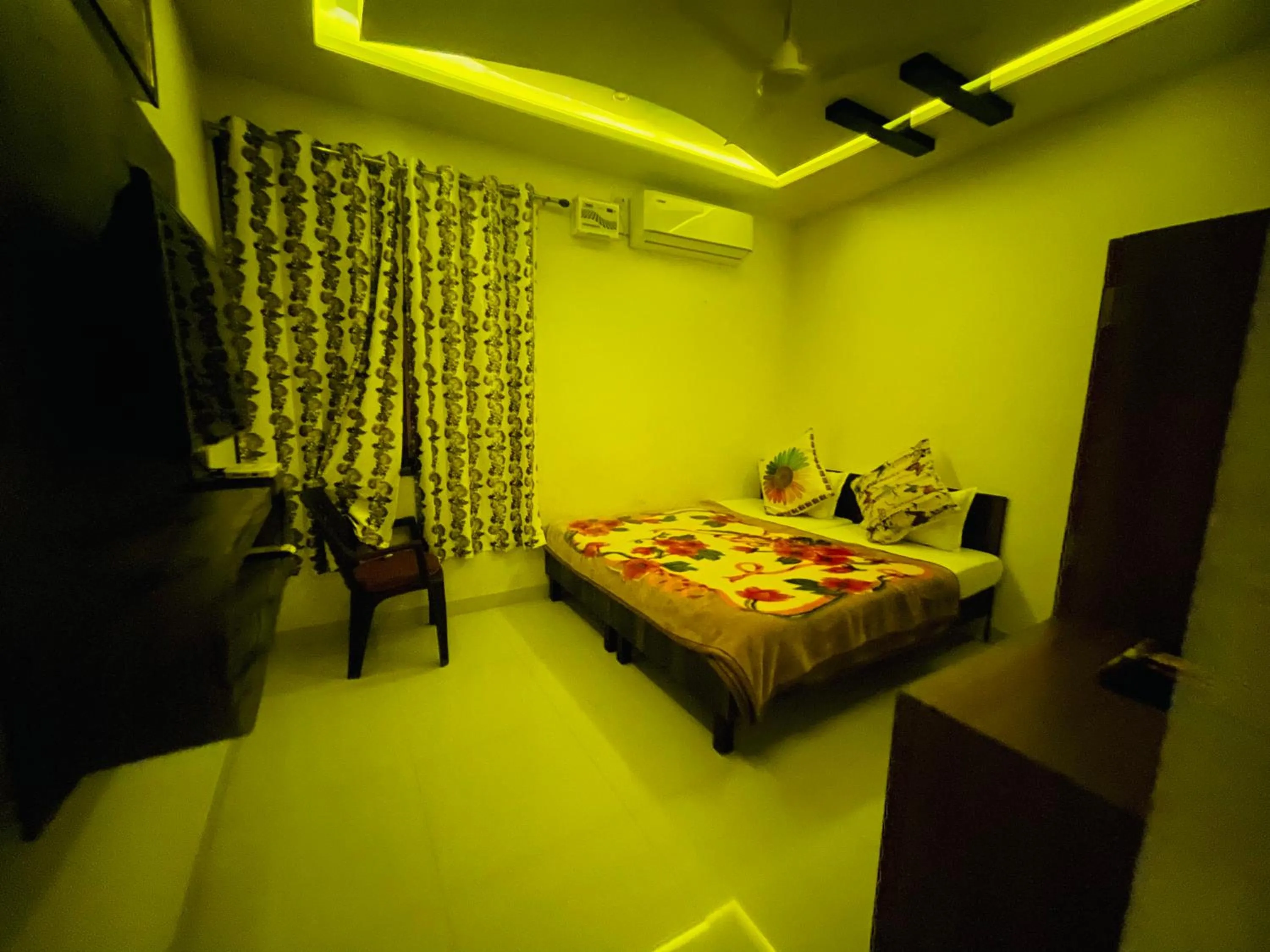 Photo of the whole room in Hotel Raj Palace