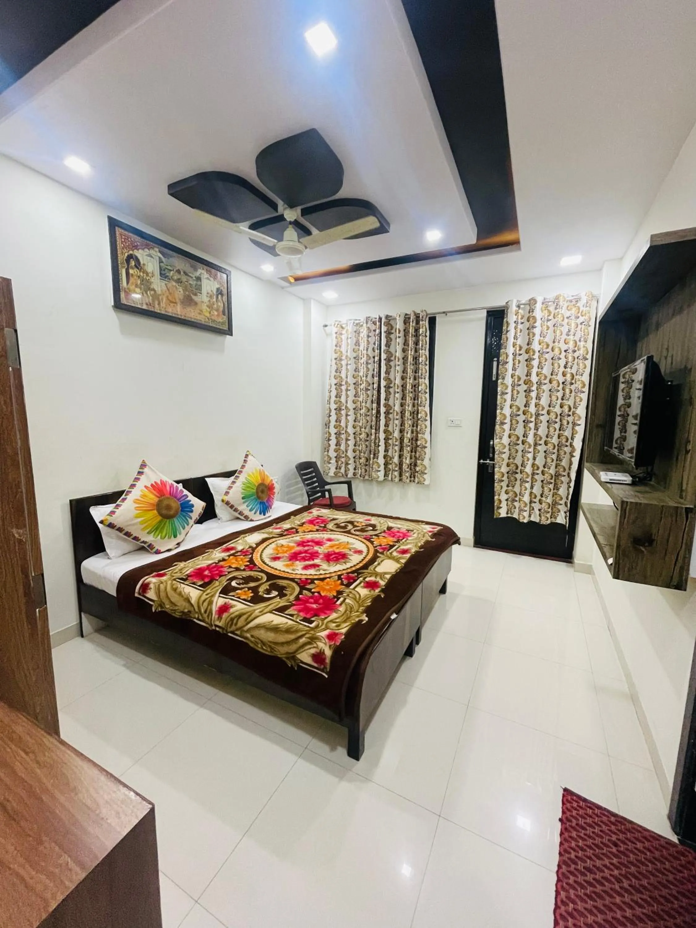 Photo of the whole room in Hotel Raj Palace