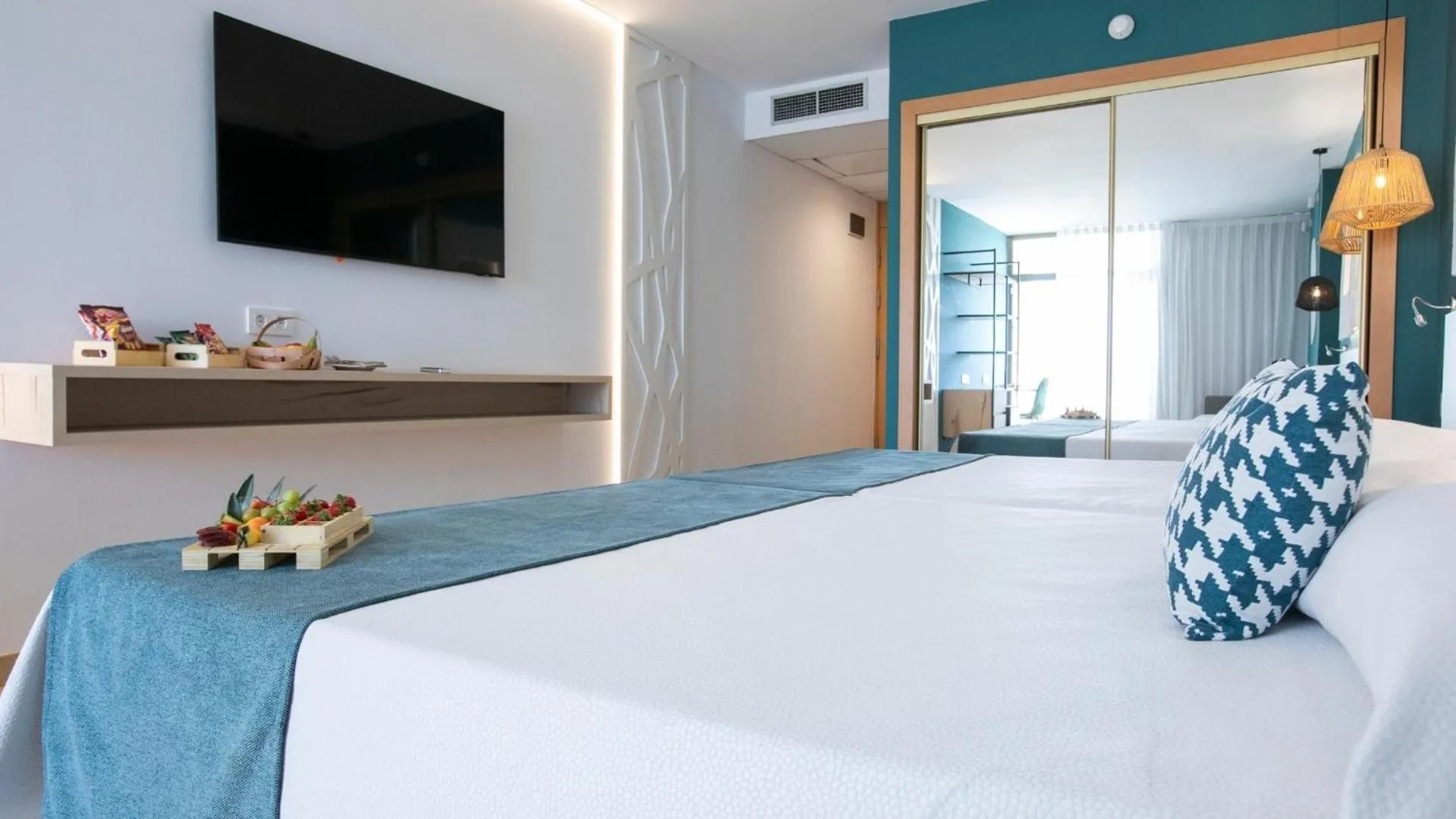 Photo of the whole room, Bed in Evenia Olympic Suites