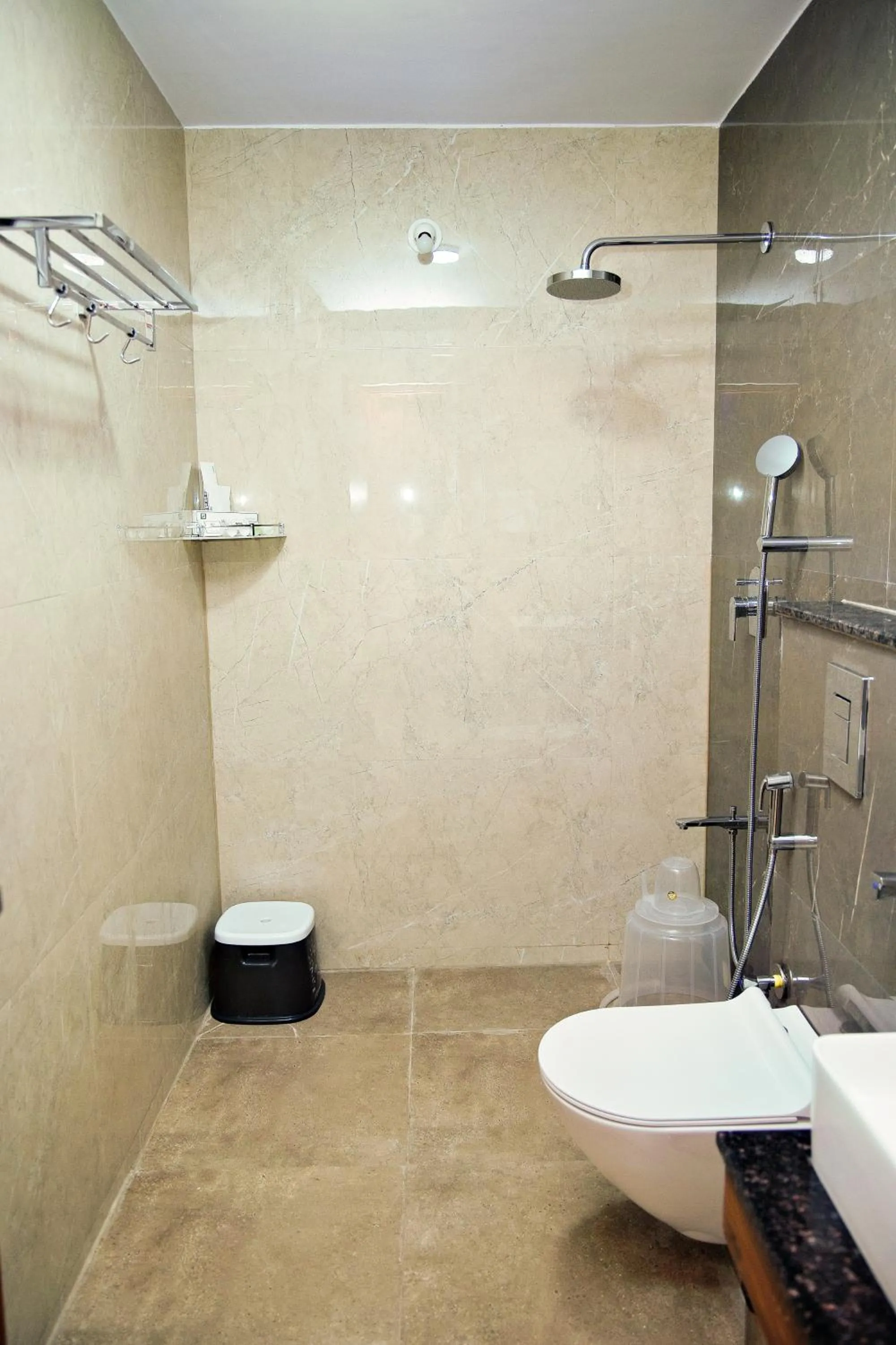 Shower in Villa Grand Hotel Near Kempegowda International Airport