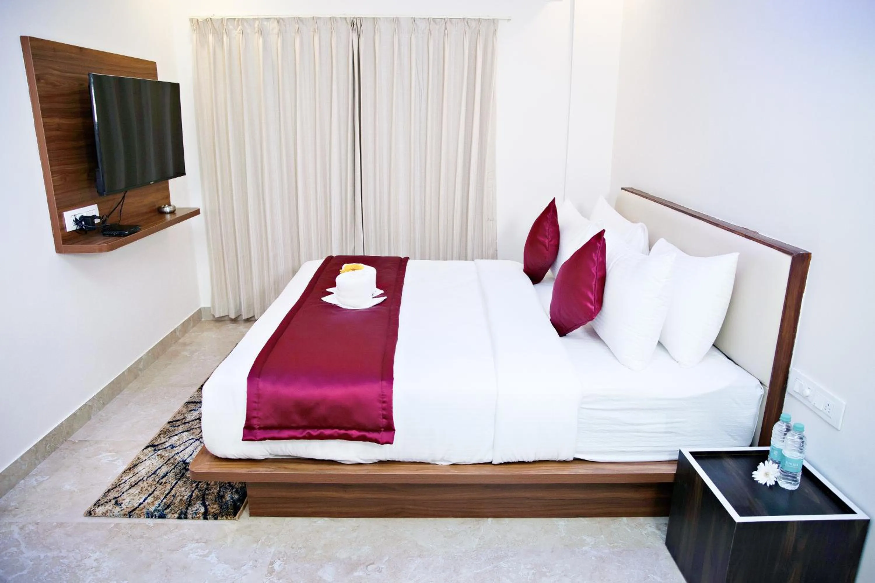 TV and multimedia, Bed in Villa Grand Hotel Near Kempegowda International Airport