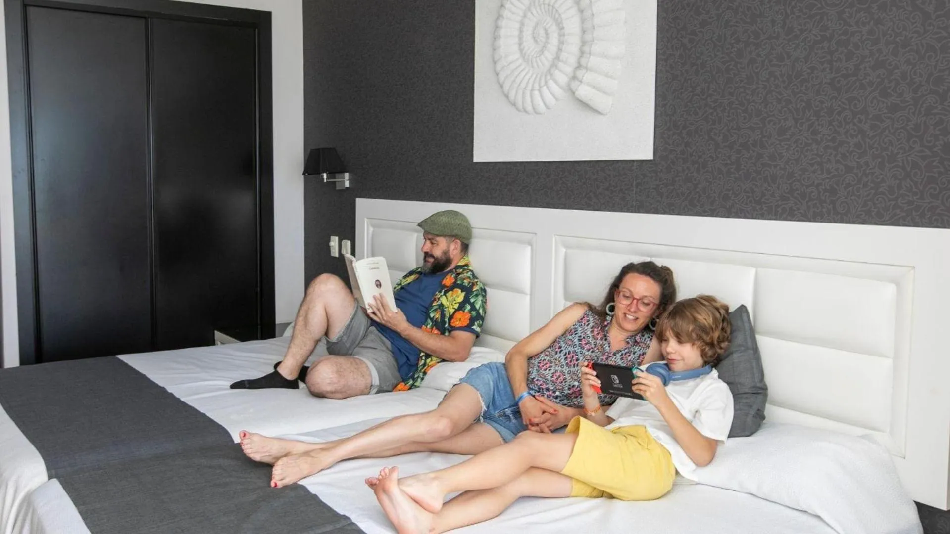 Photo of the whole room, Bed in Evenia Zoraida Garden