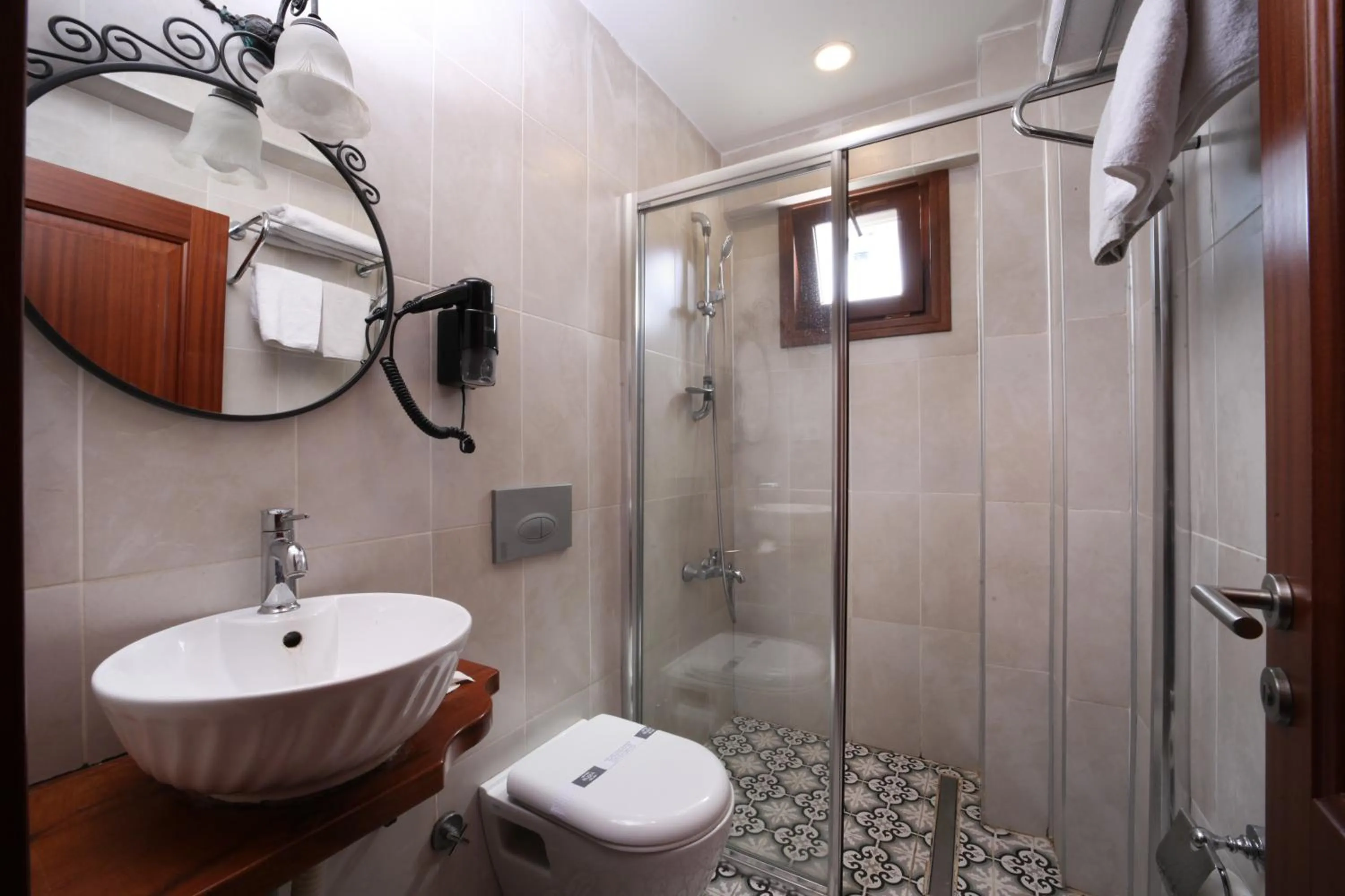 Shower in taksim çamdalı suit