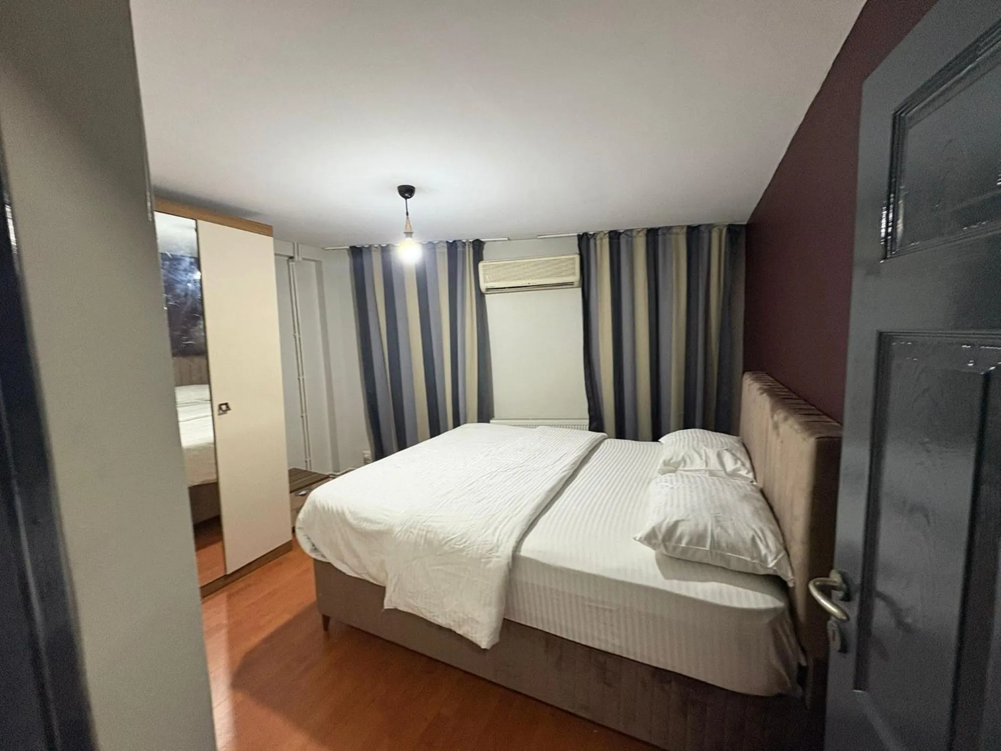 Bedroom, Bed in taksim çamdalı suit