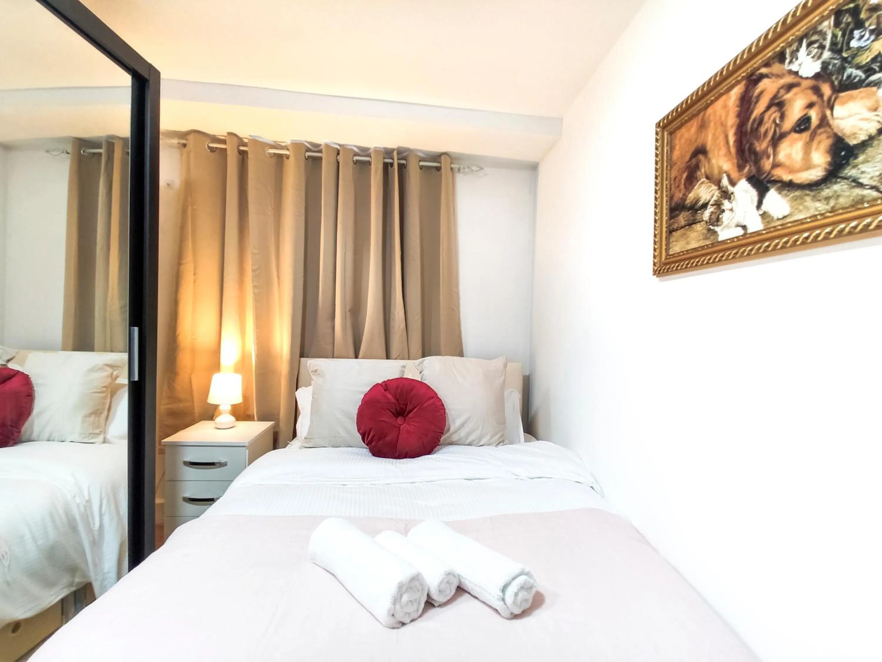 wardrobe, Bed in City Lodge Shadwell