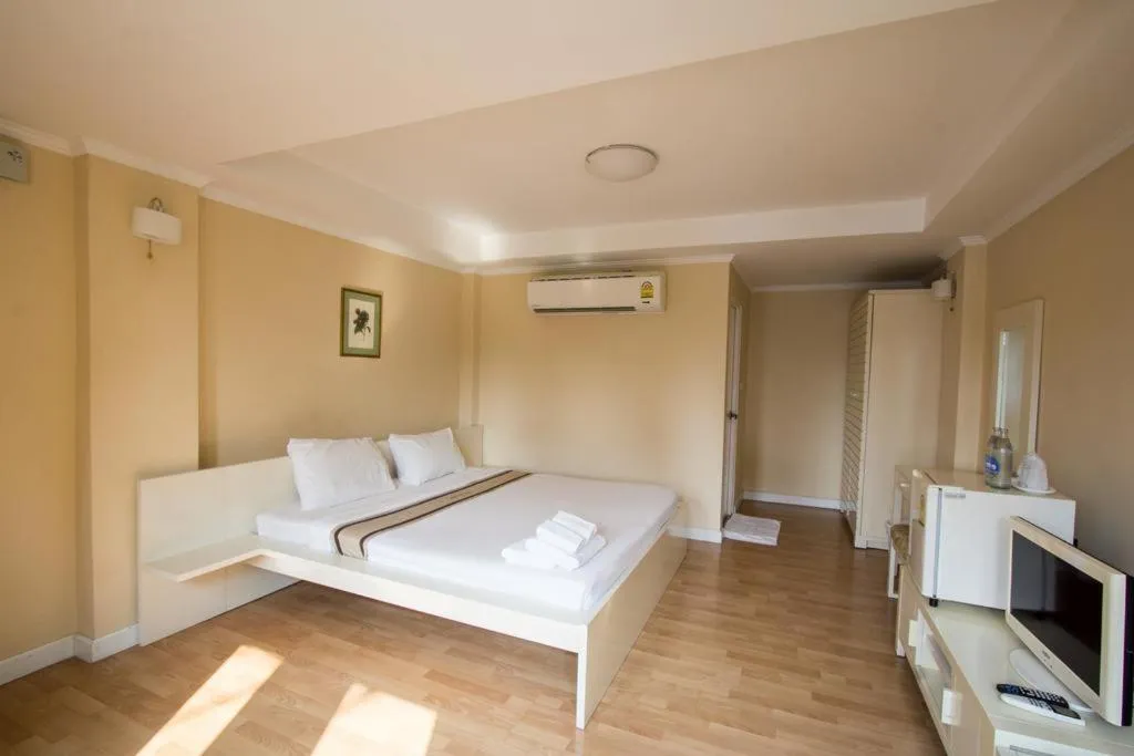 Photo of the whole room, Bed in Triple Palms House