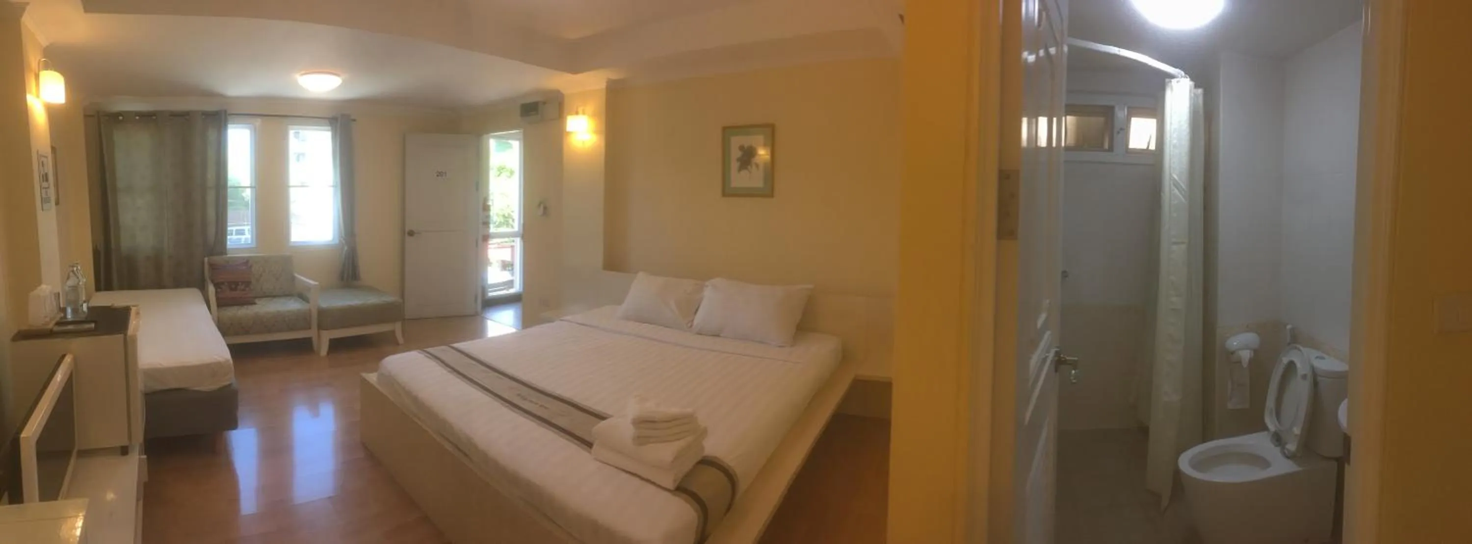 Photo of the whole room, Bed in Triple Palms House