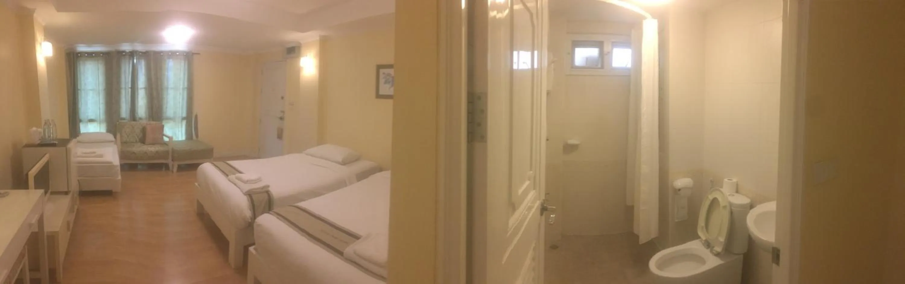 Photo of the whole room in Triple Palms House