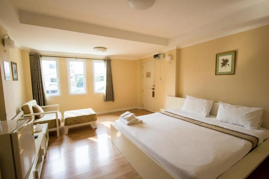 Photo of the whole room, Bed in Triple Palms House