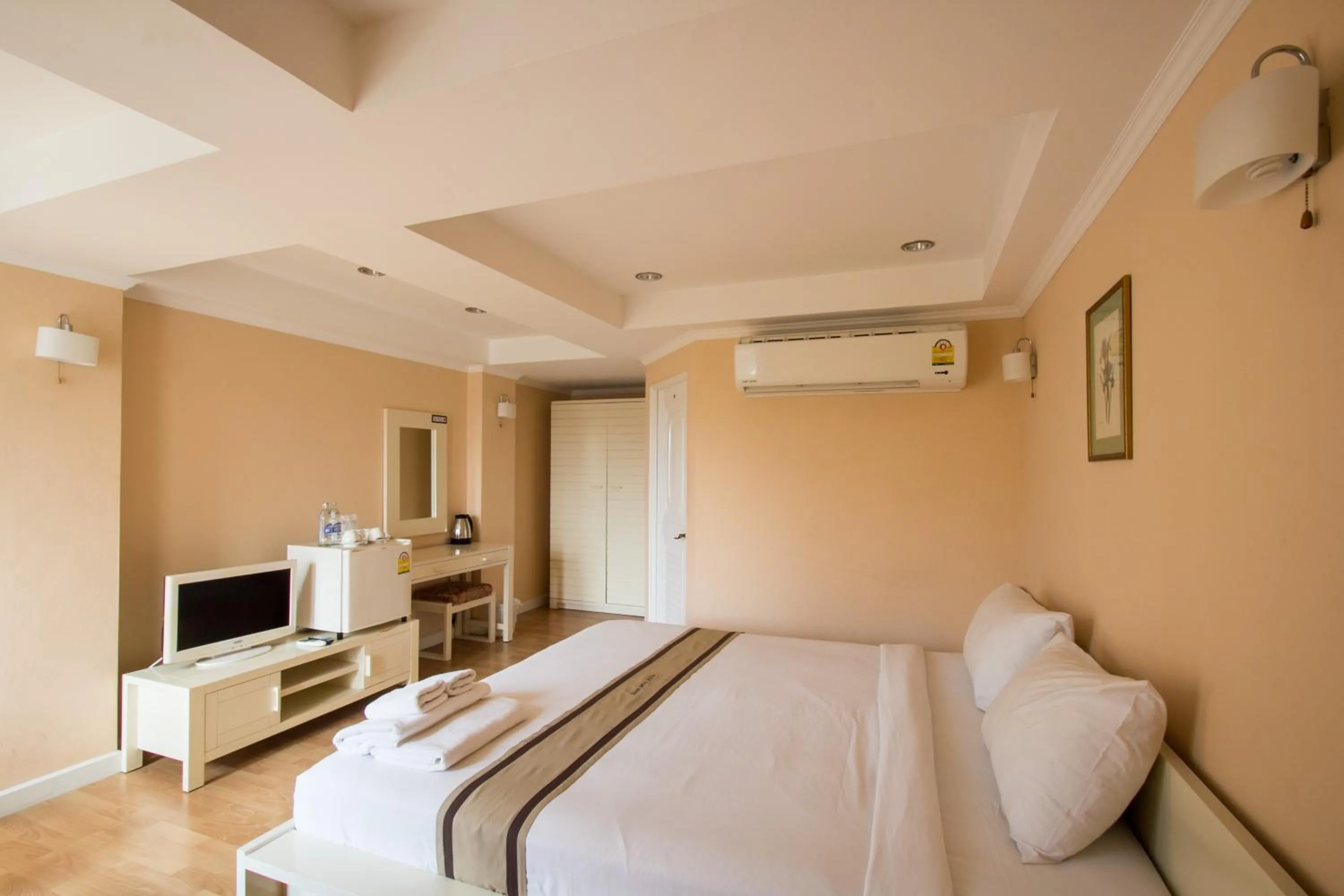 Photo of the whole room, Bed in Triple Palms House