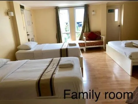 Bedroom, Bed in Triple Palms House