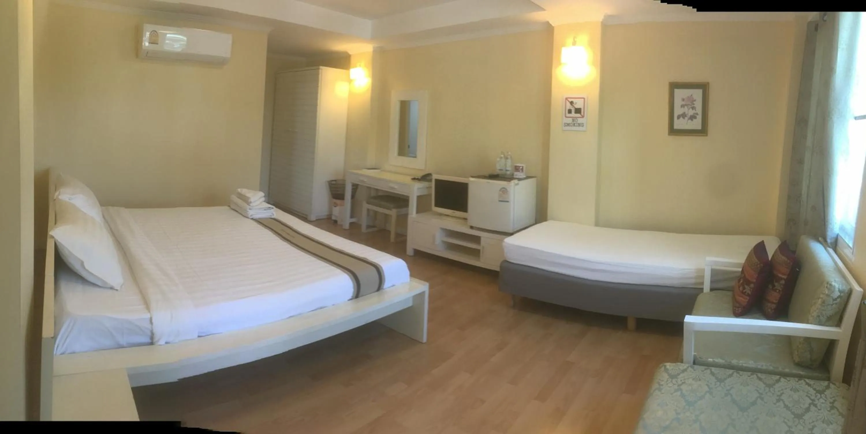 Bedroom, Bed in Triple Palms House