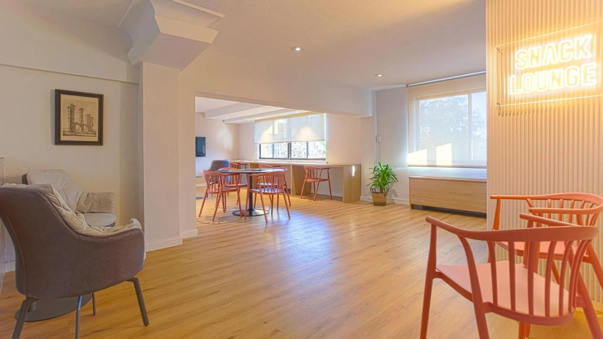 Communal lounge/ TV room in Hotel Zeus