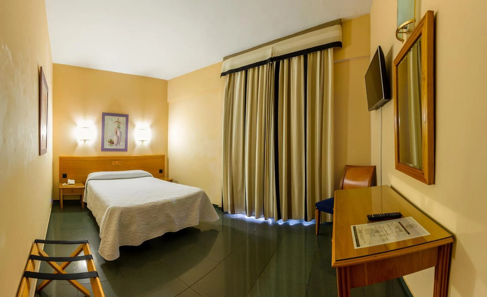 Photo of the whole room, Bed in Hotel Zeus