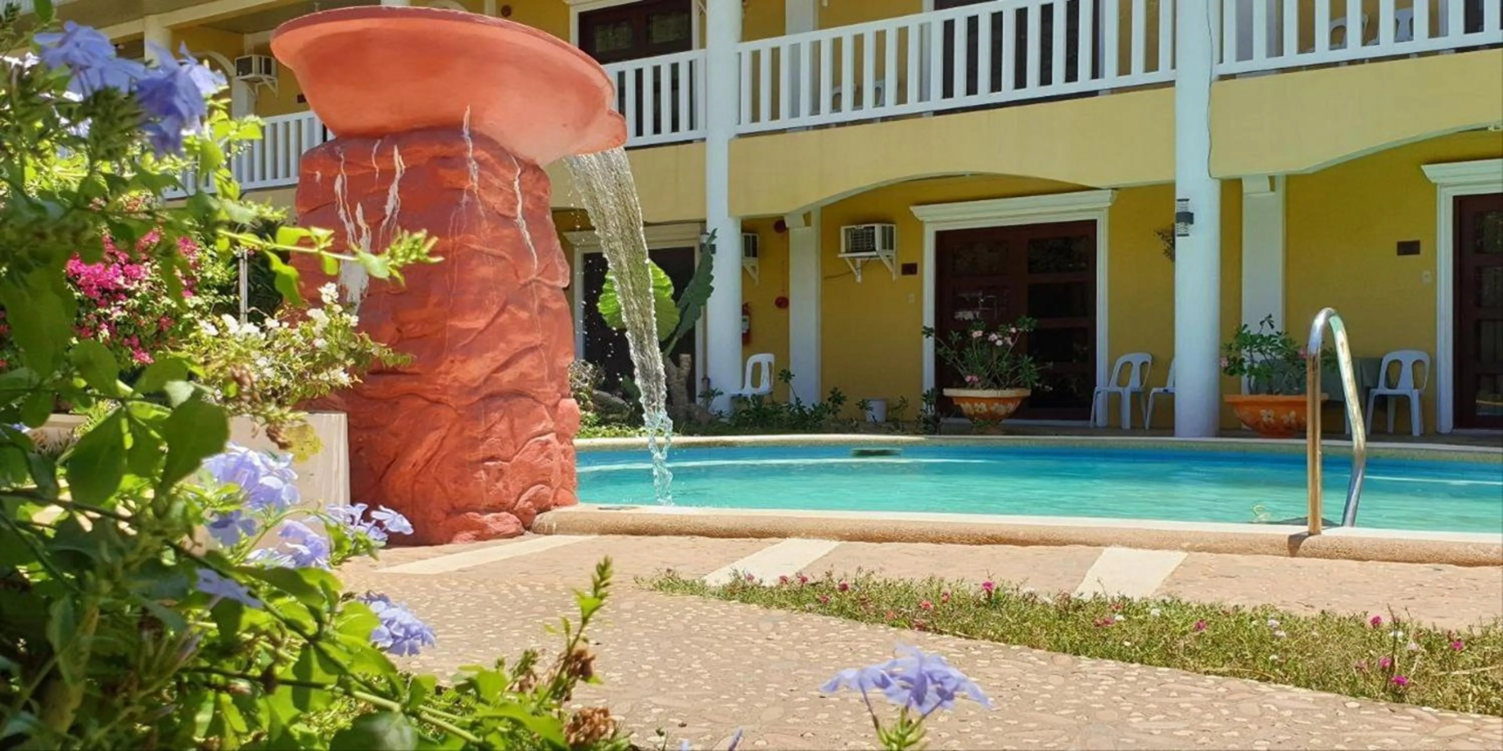 Swimming pool in Hanbee's Resort Puerto Princesa Palawan