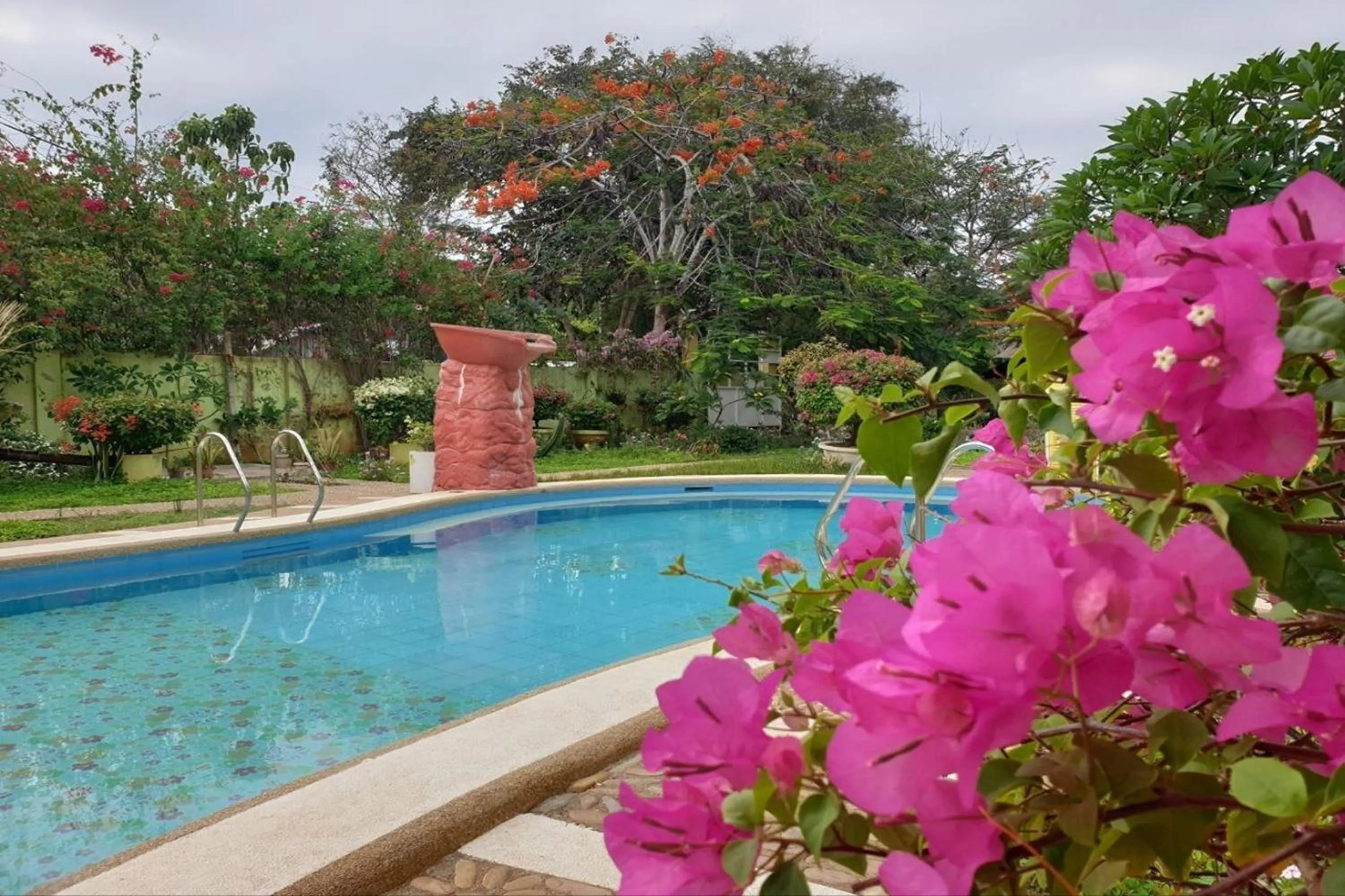 Swimming pool in Hanbee's Resort Puerto Princesa Palawan