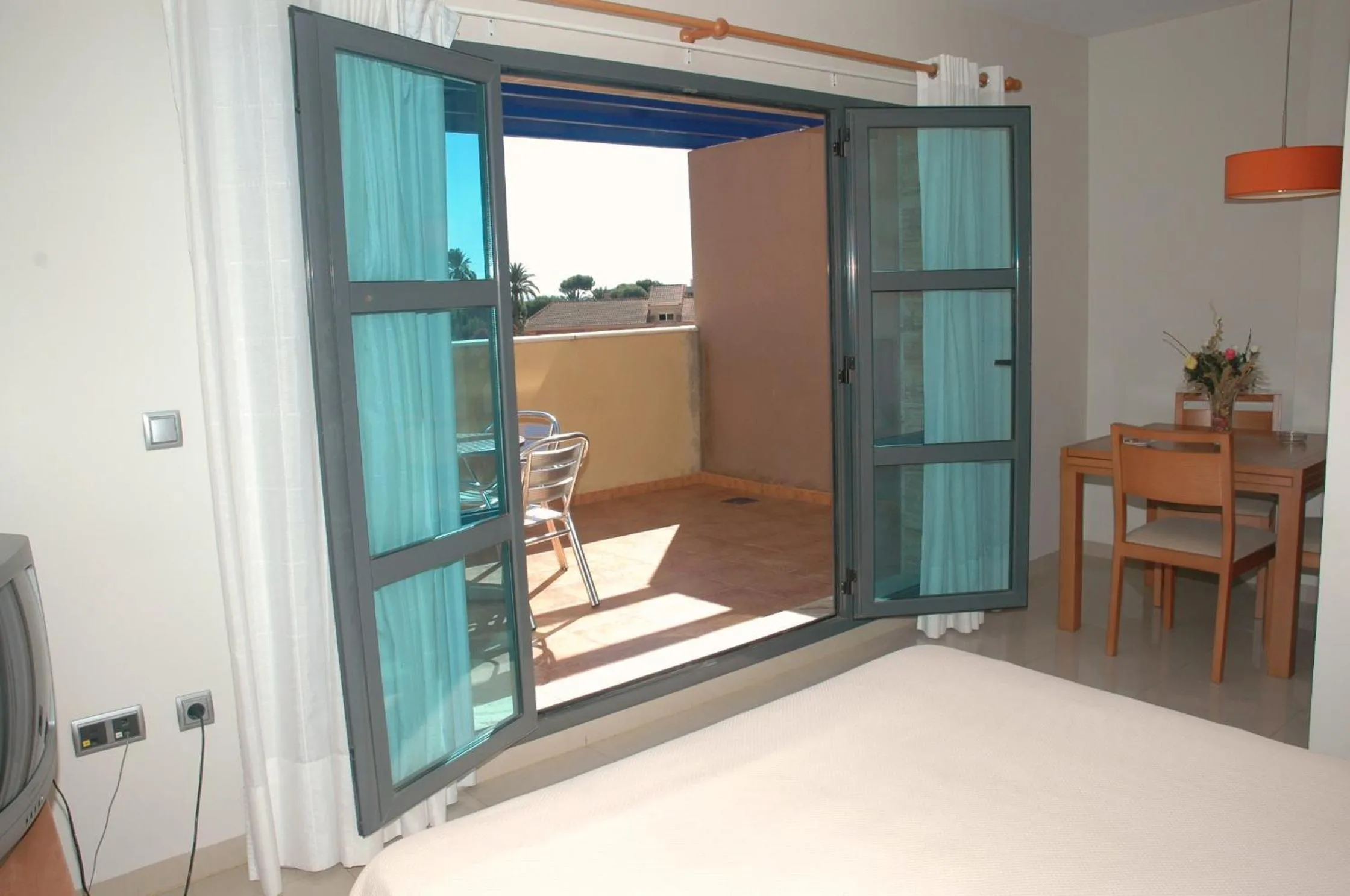 Balcony/Terrace, Bed in Aparthotel Bahía