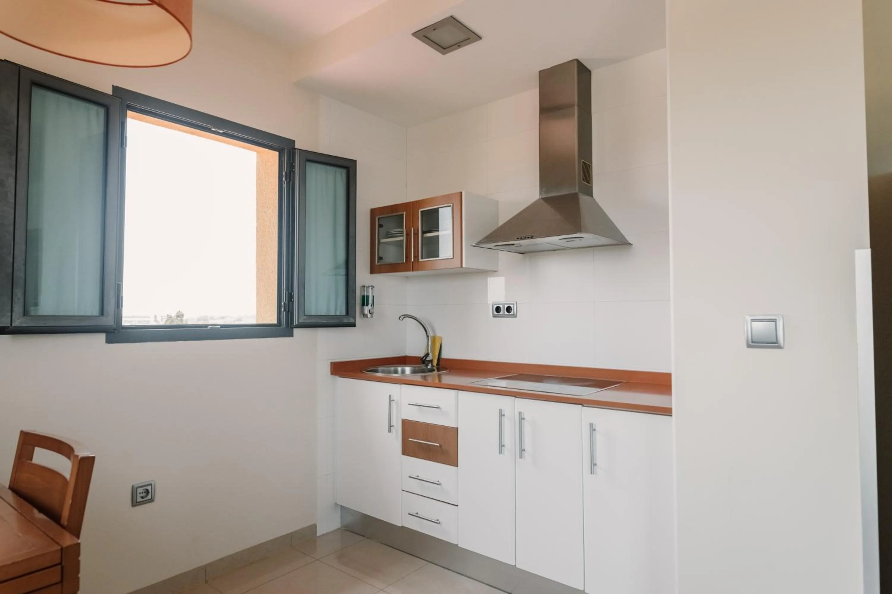 Kitchen or kitchenette in Aparthotel Bahía