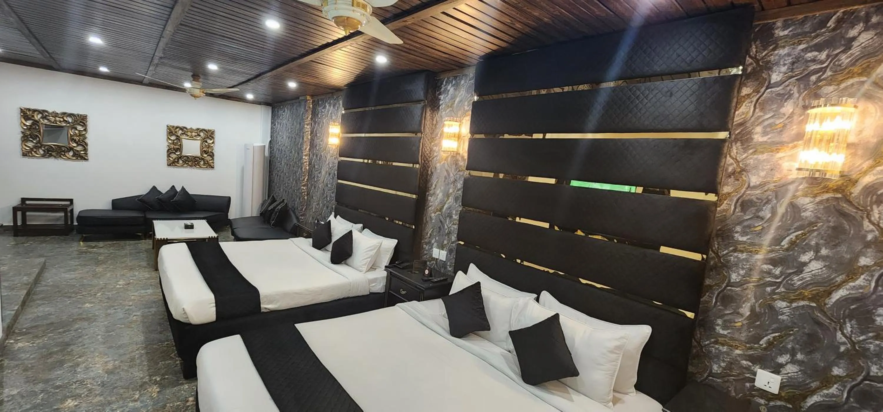 Living room in Lawrence View Hotel, Lahore