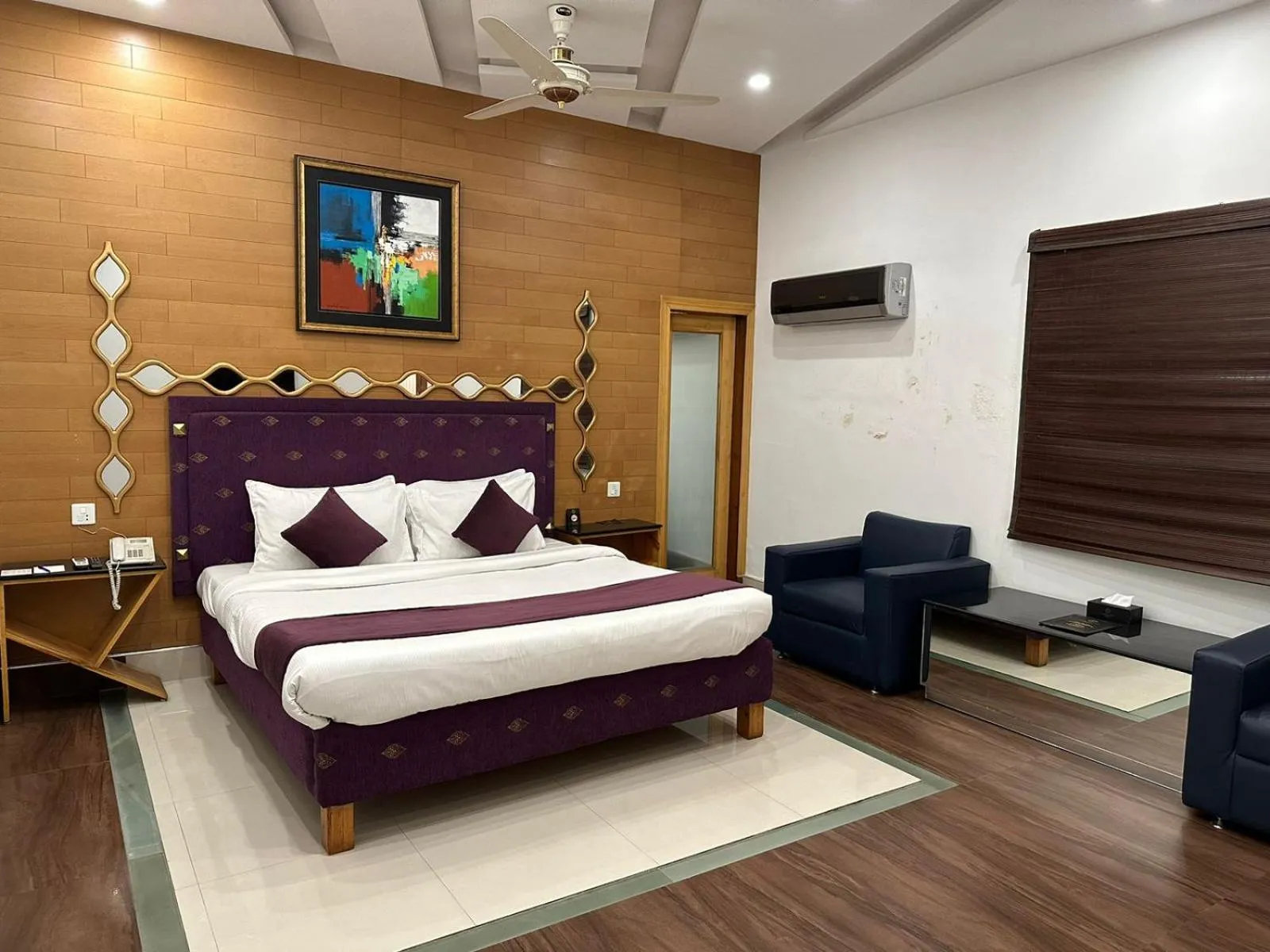 Living room, Bed in Lawrence View Hotel, Lahore