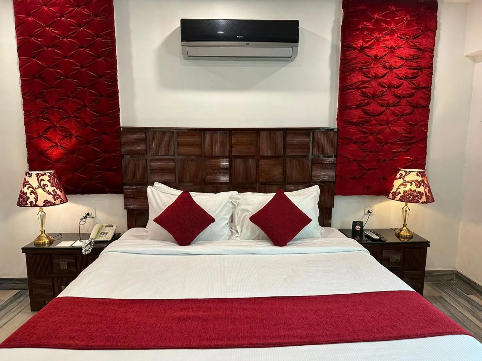 Bedroom, Bed in Lawrence View Hotel, Lahore